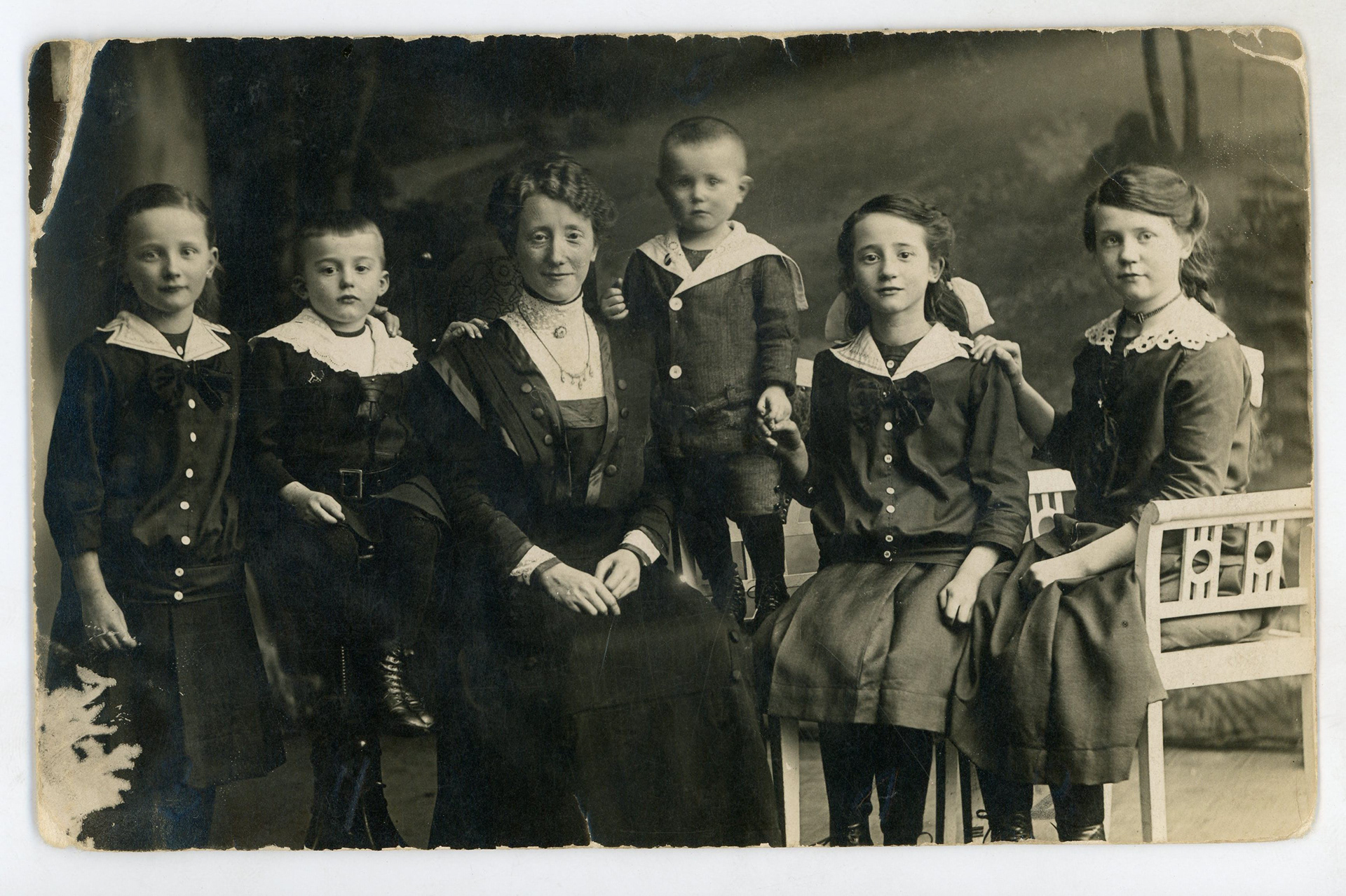 Meine Oma Hedwig Pfeiffer geb. Reuter im Alter von 7 Jahren. Ganz rechts. Foto ca. von 1914