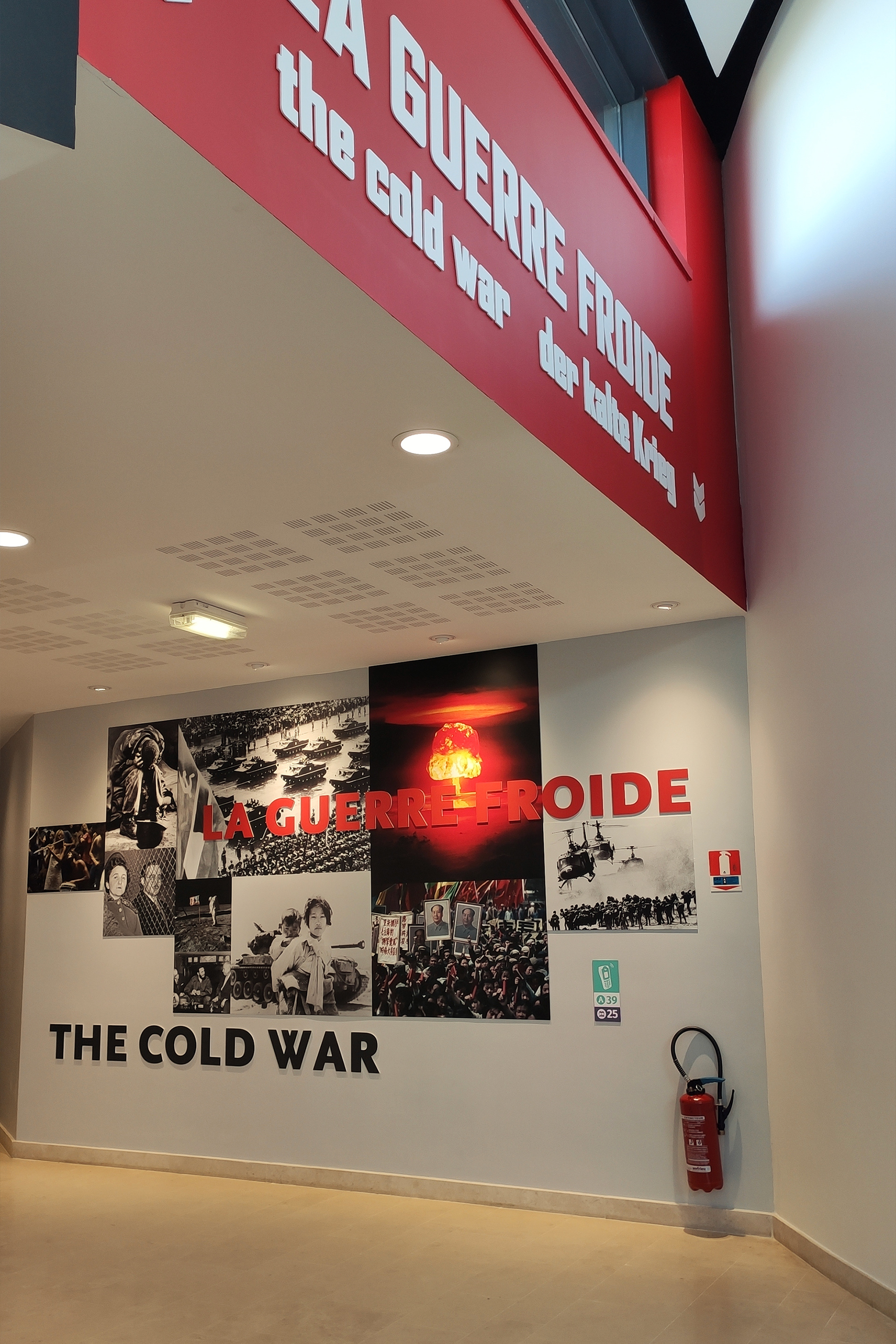 Dibond et lettres découpées collés au mur - Mémorial de Caen