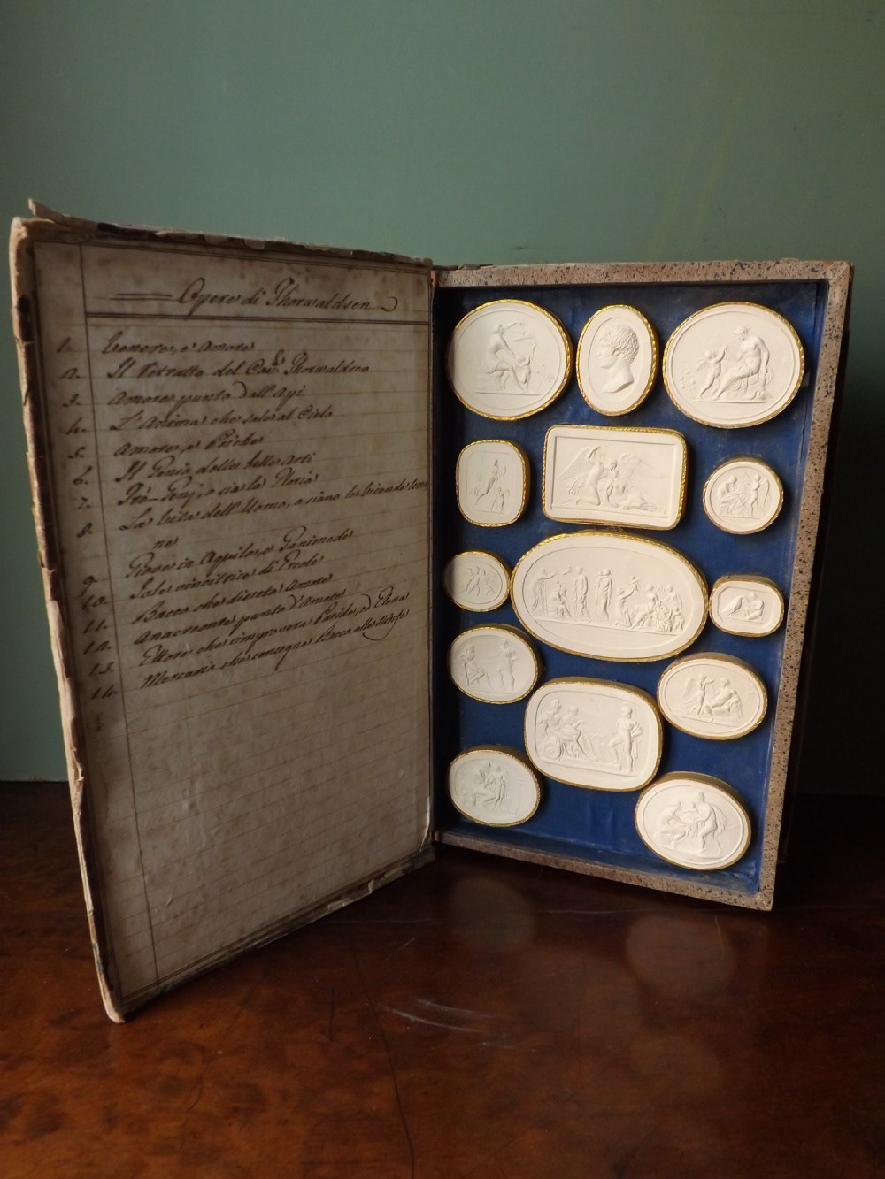 Nepboek met gipsen itaglios