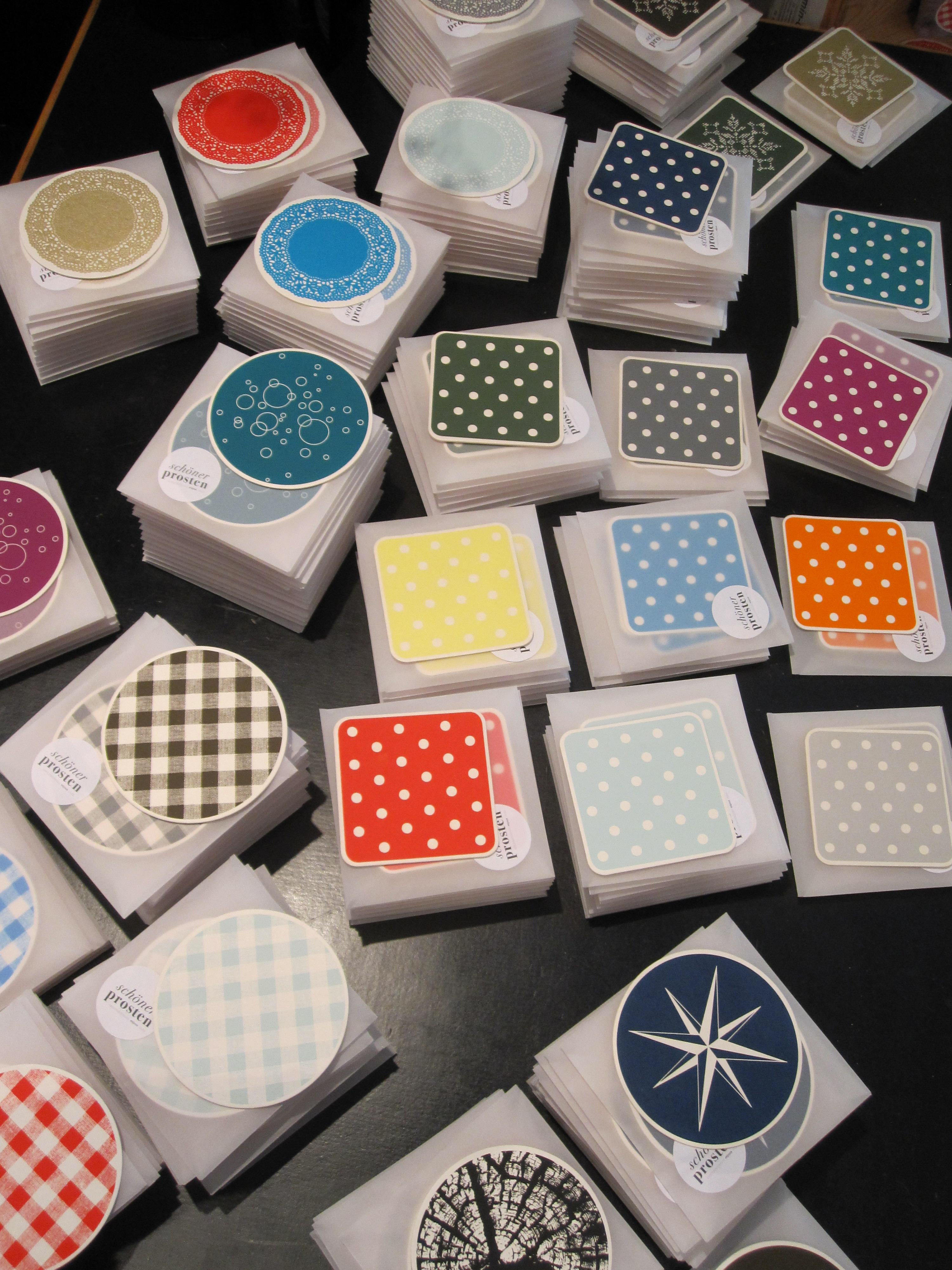 Auslage von "Schöner prosten" an der Messe