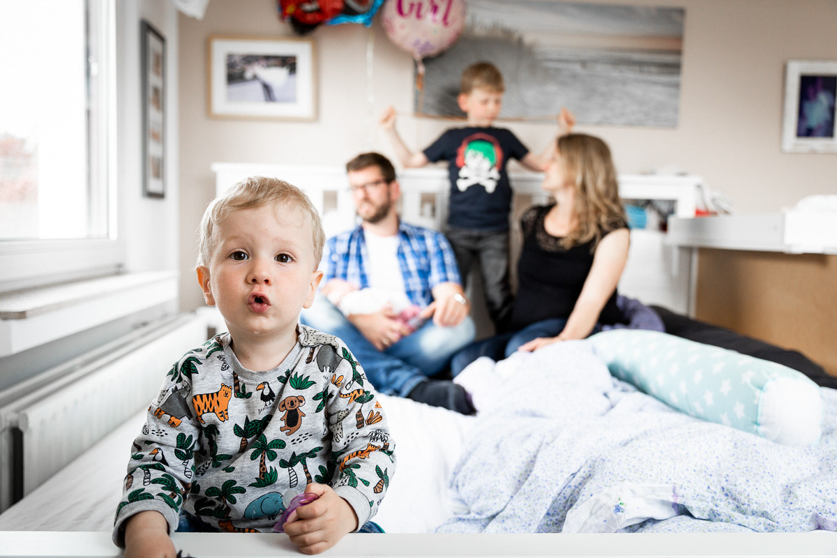Familienbild während einer Neugeborenenreportage