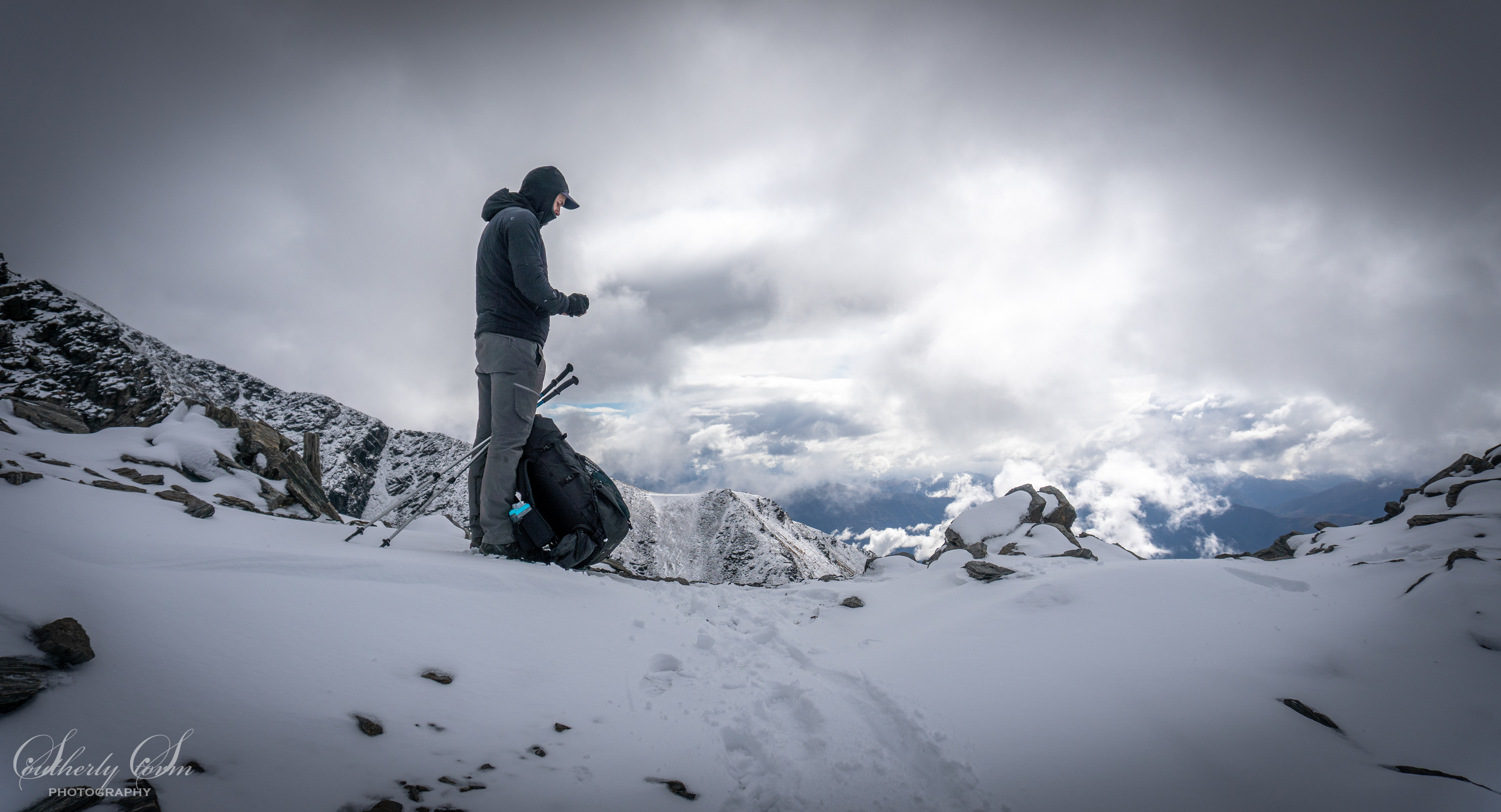Tramper on the saddle above Lake Alta
