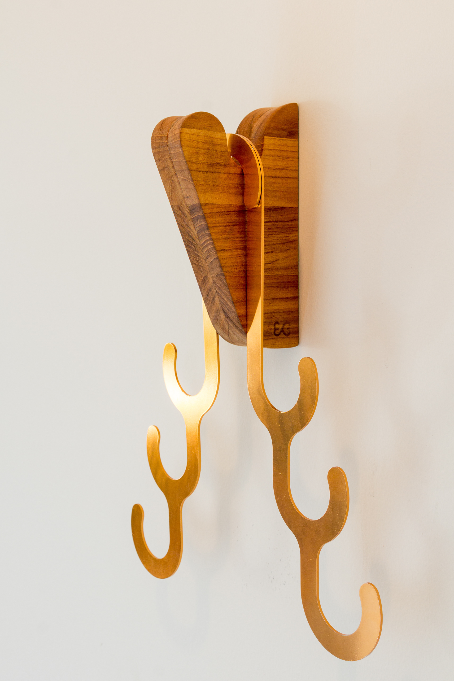 Pinduh wall hanger with 2 Manuh hangers