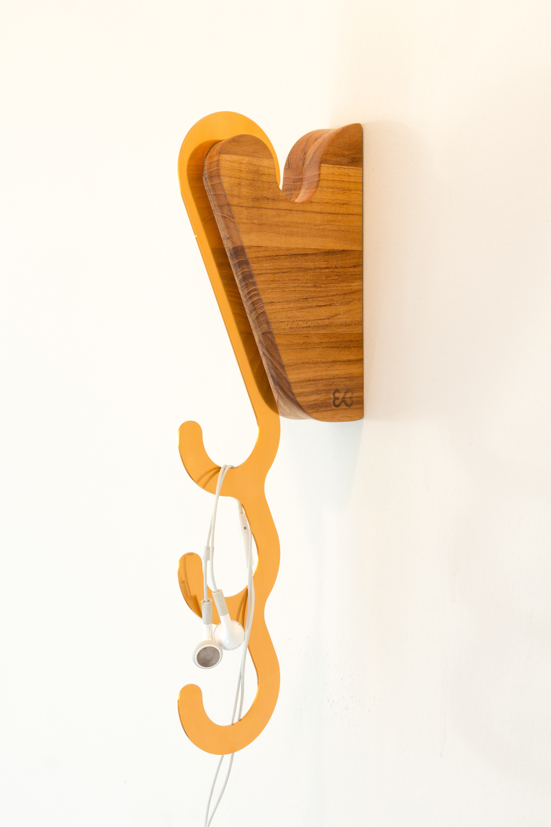 Pinduh wall hanger with Manuh hanger