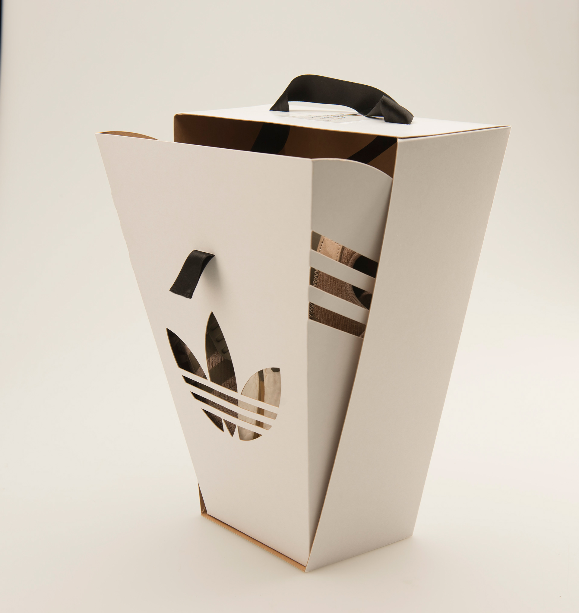 Camilla Heed - Shoe Packaging Outside Box"