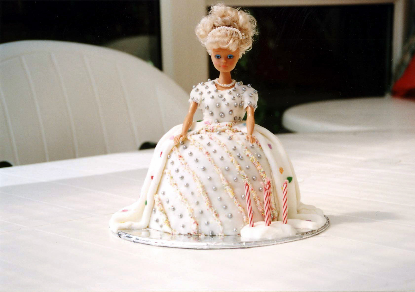 Lesley made this cake from a Barbie doll. Very clever.