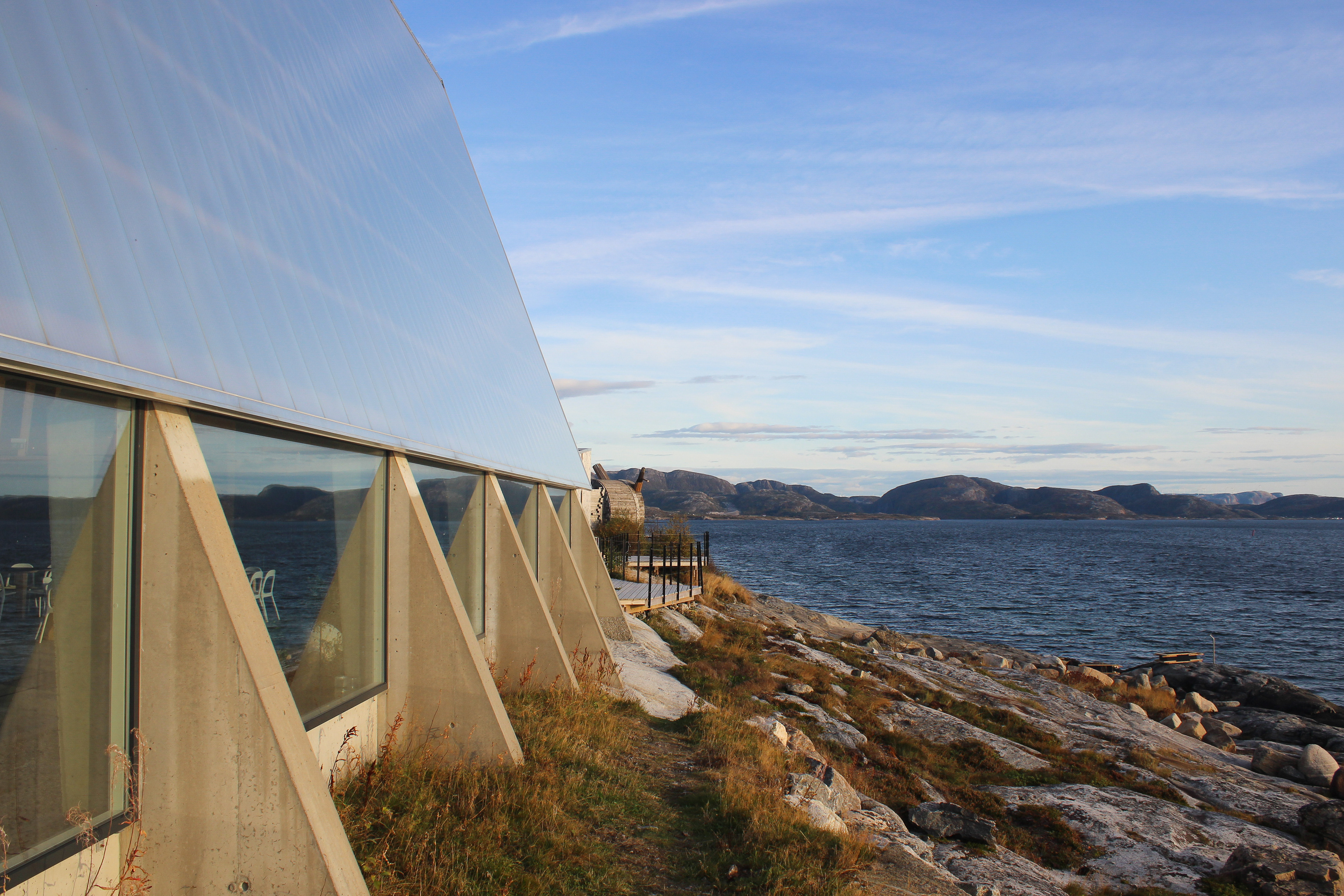 The sea-facing façade of Bygdeboksen, Bygda 2.0 / Copyright © Christopher Pearson 2019