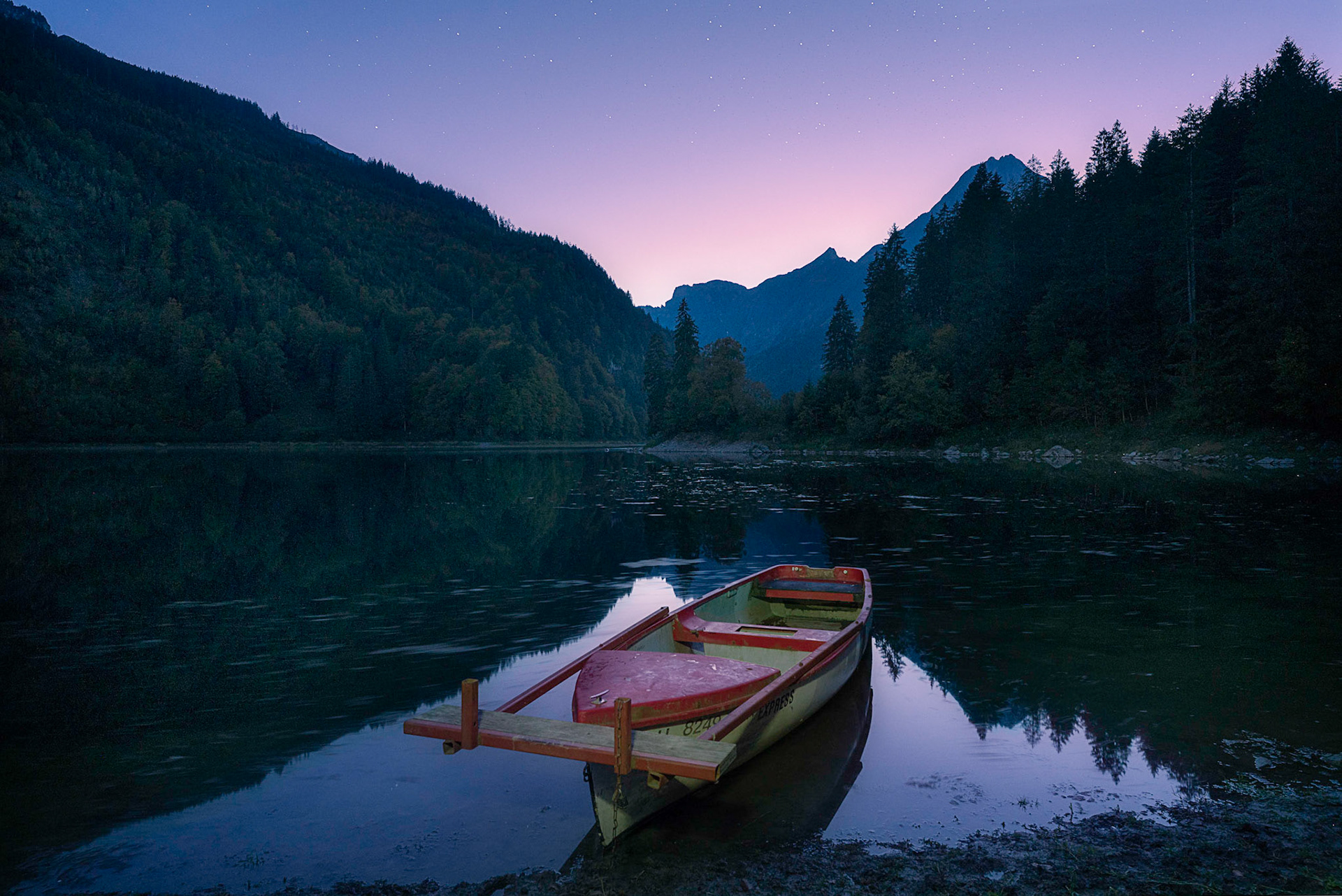 Einsam am Rader der Alpen liegt der Obersee. Ein Boot , zum richtigien Moment.