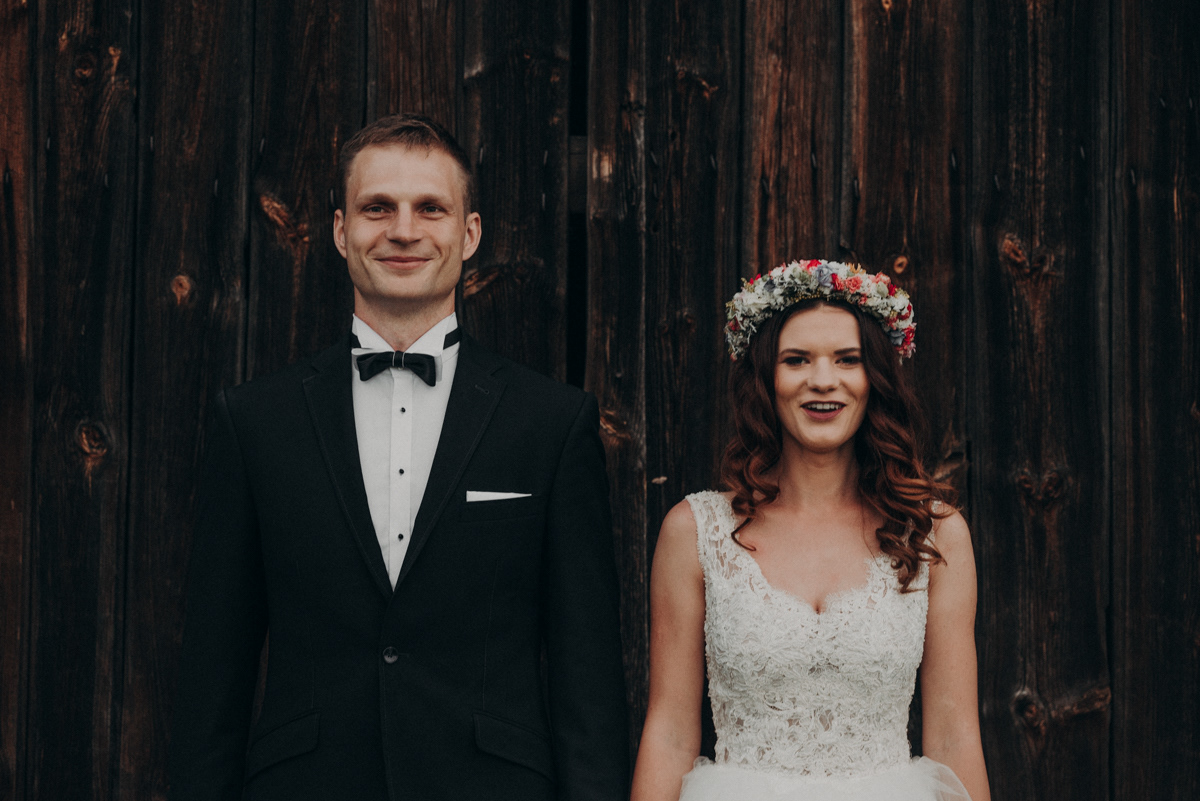 Portret pary młodej. Sesja ślubna Olsztyn staw. Fotografia ślubna