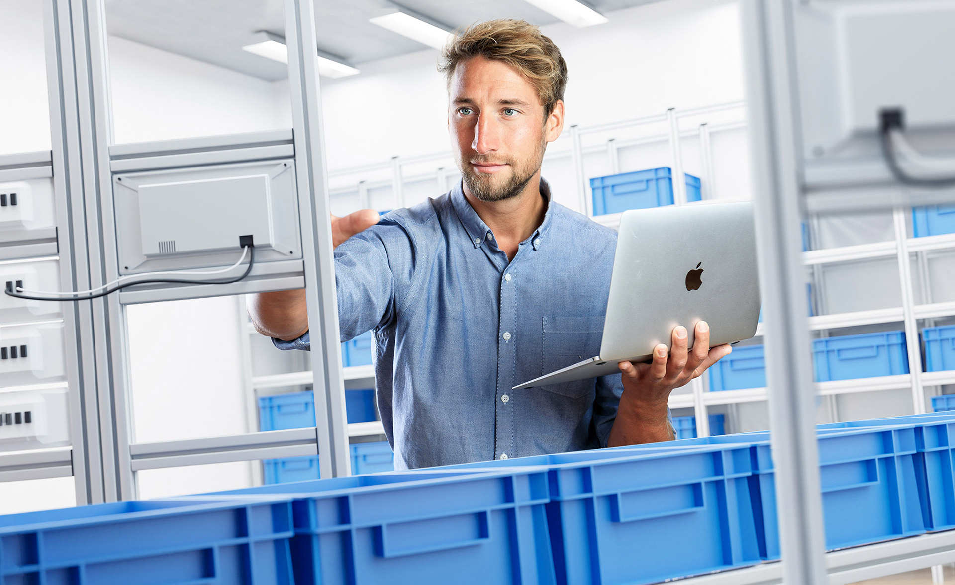 Logistikarbeiter, freigestelles Portrait in einer 3D-Umgebung