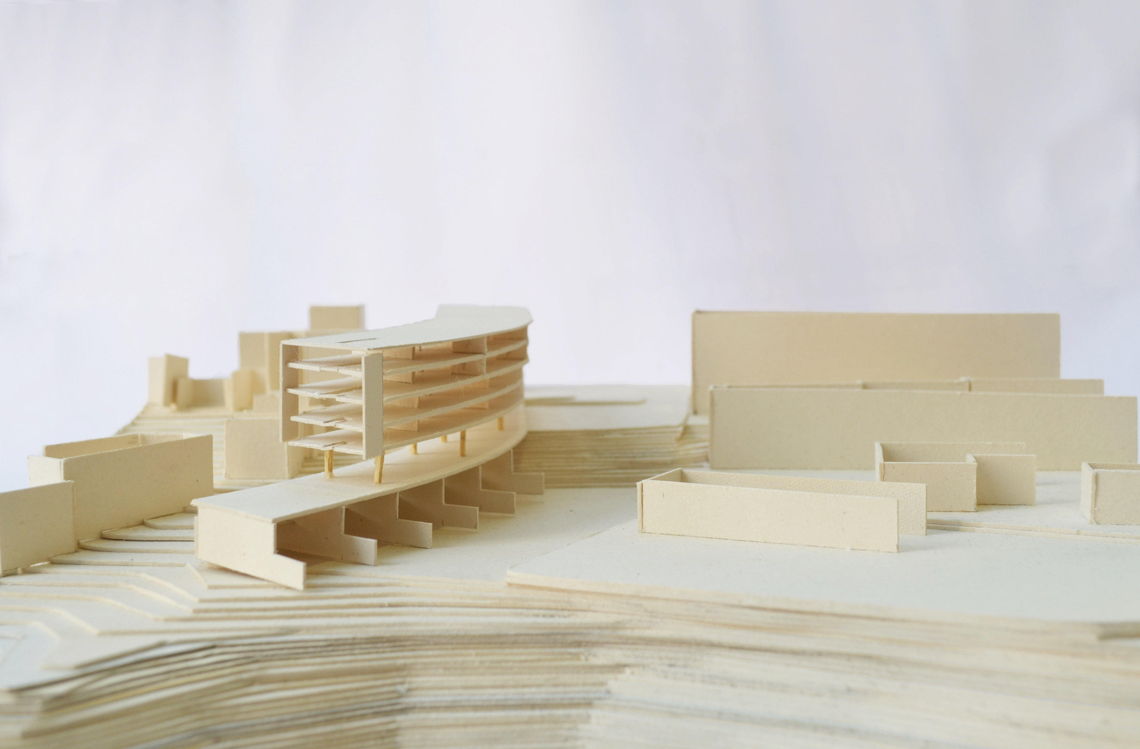 Maquette, échelle 1:500 - Sous le sol public, des ateliers dialoguent avec un jardin