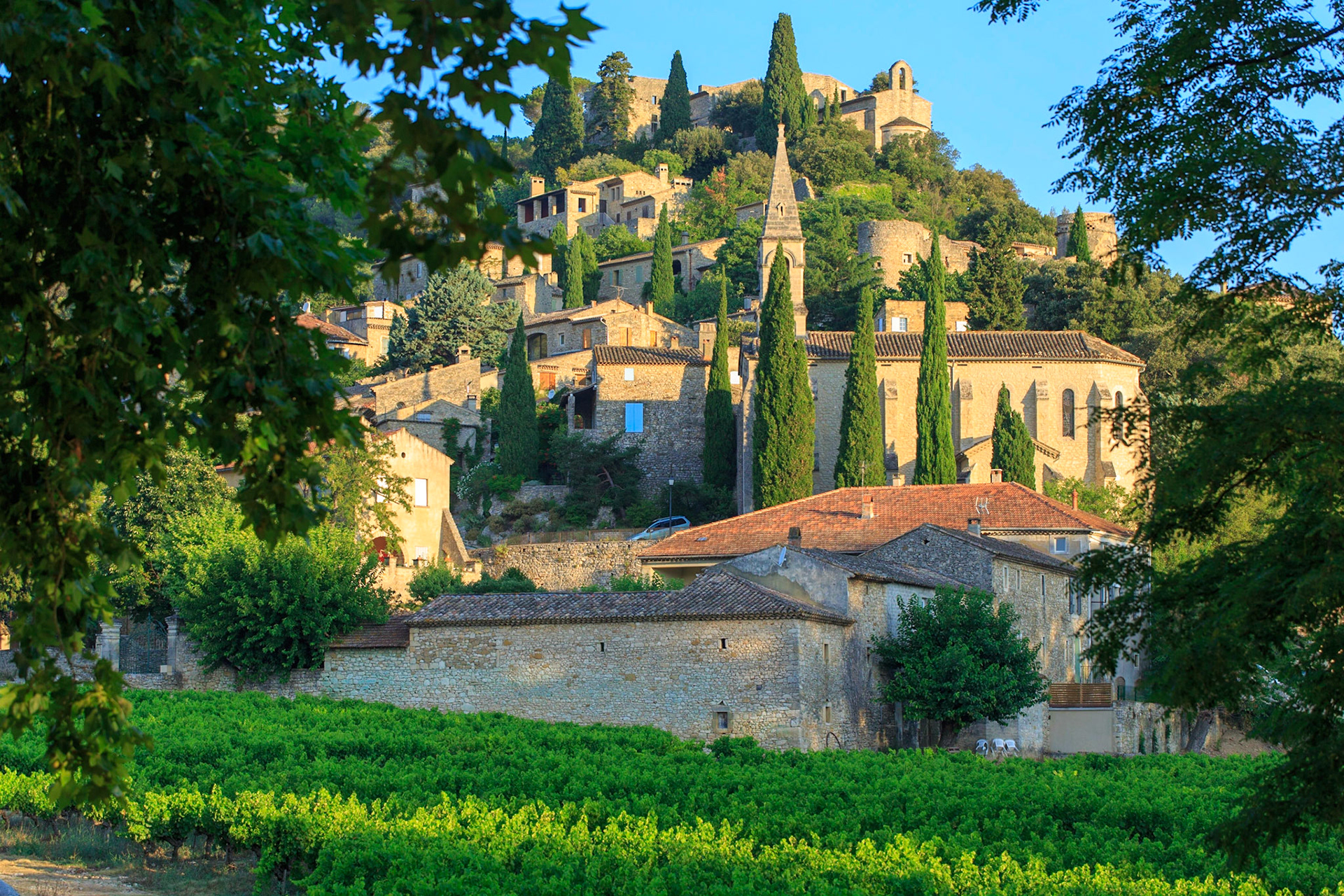 GARD (30) LA ROQUE SUR CEZE LES PLUS BEAUX VILLAGE DE FRANCE LE VIGNOBLE ET LE VILLAGE, LA CHAPELLE // FRANCE. GARD (30) LA ROQUE SUR CEZE LES PLUS BEAUX VILLAGE DE FRANCE (THE MORE BEAUTIFUL VILLAGE OF FRANCE) LES PLUS BEAUX VILLAGE DE FRANCE LE VINEYARD AND THE VILLAGE, THE VAULT