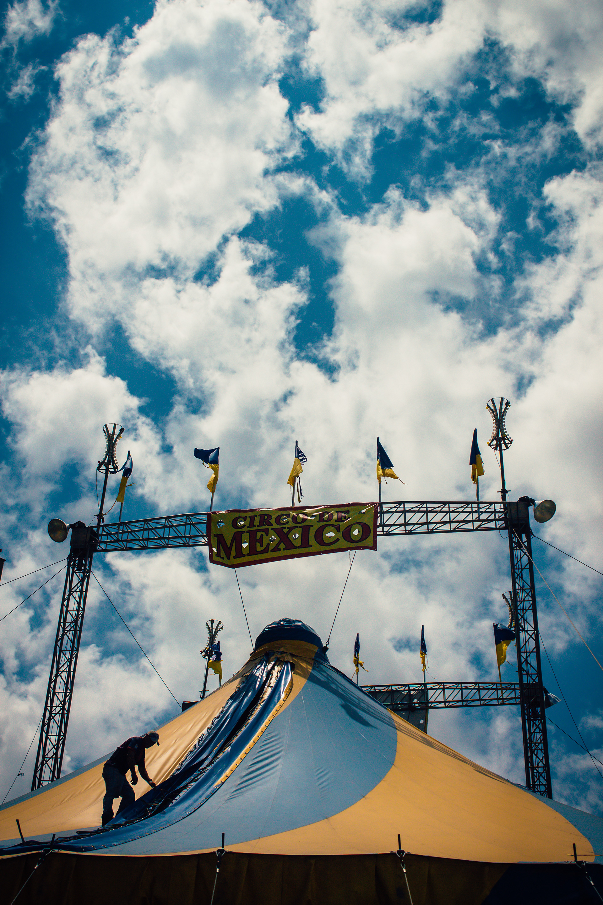 The starting of the tent disassembling. the process takes several hours and more than 20 people to be done. Caracas 2015