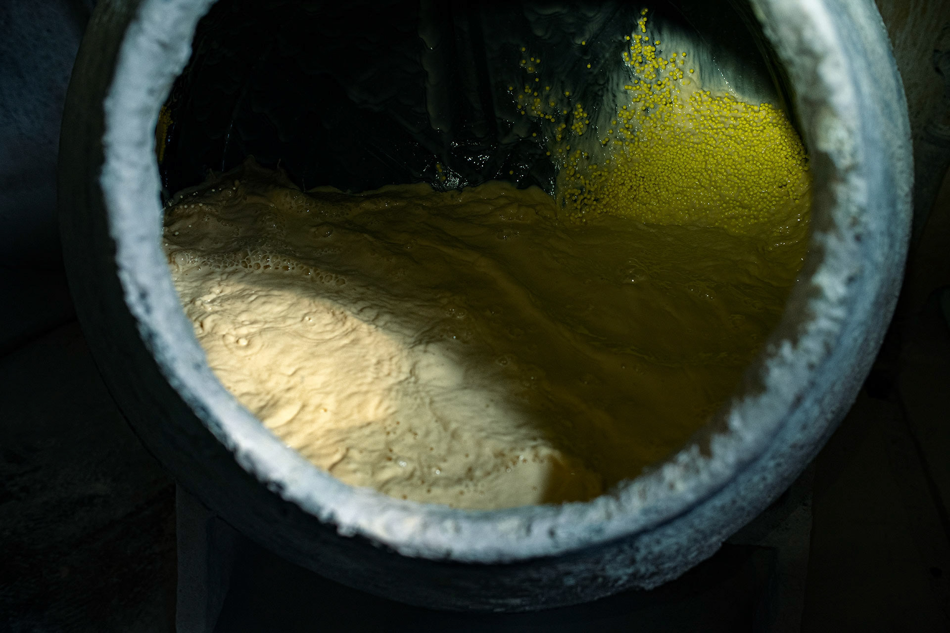 DETAIL RUMPLOVÁNÍ ŽLUÝCH SYTÝCH KORÁLKŮ