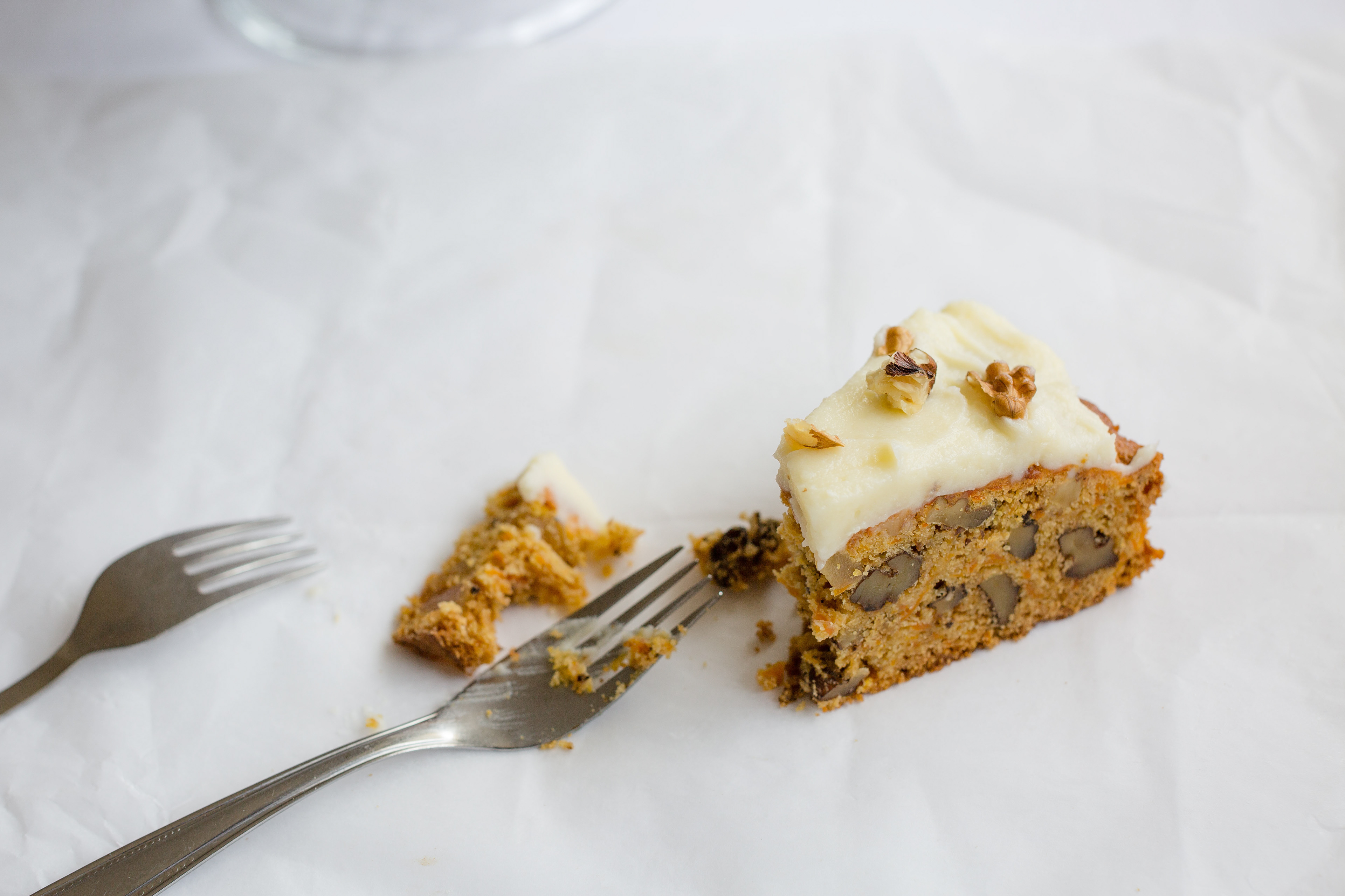 Bolo de cenoura, gengibre e nozes