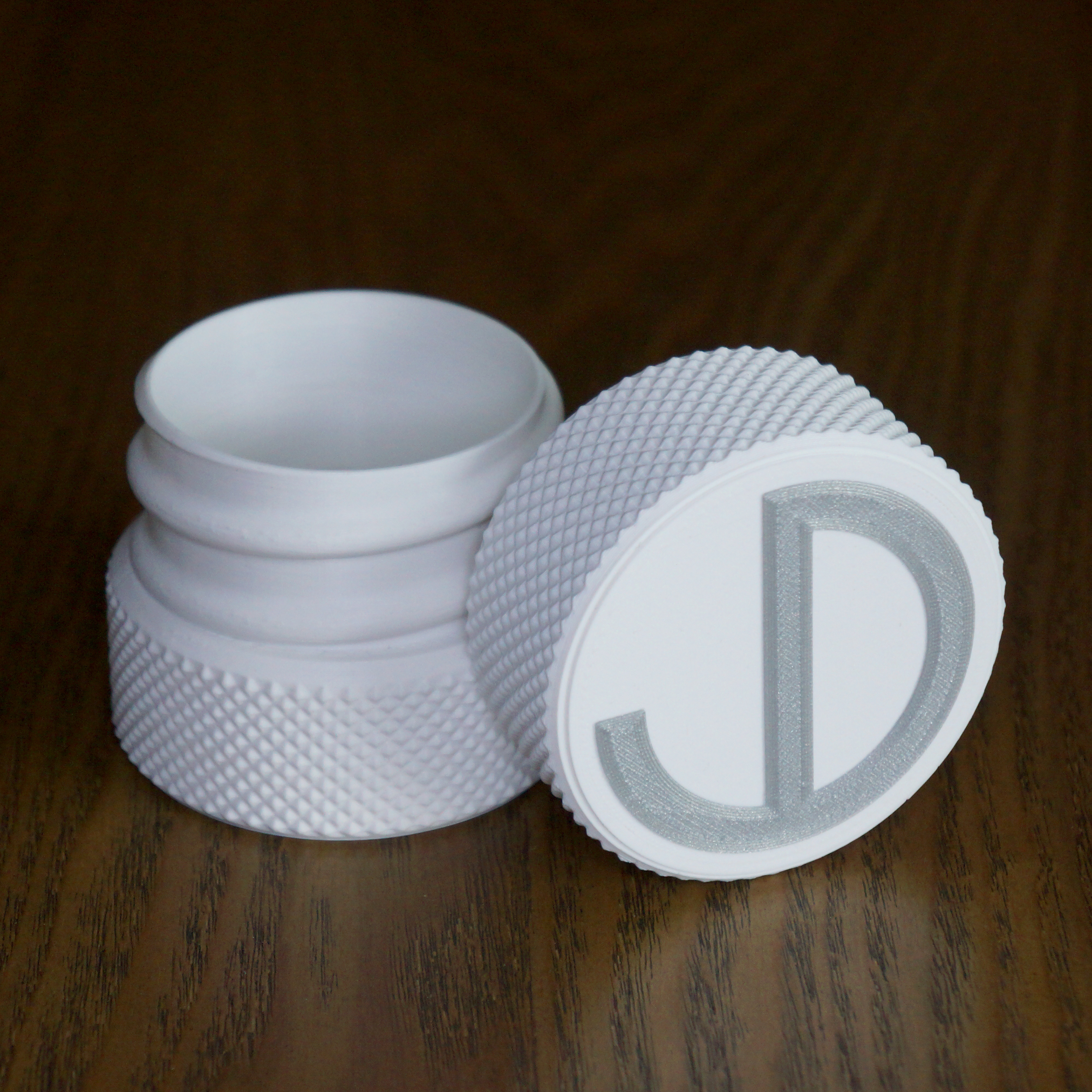 Knurled container (white with logo)