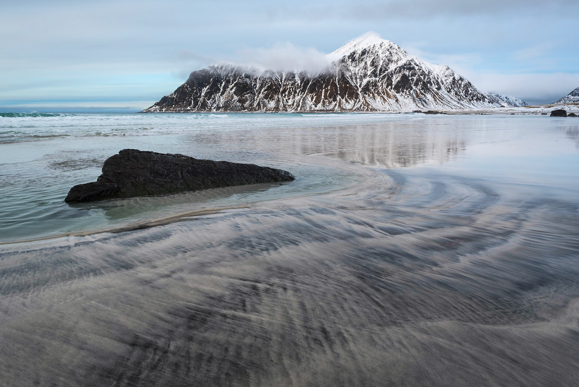 Skagsanden beach and Hustinden