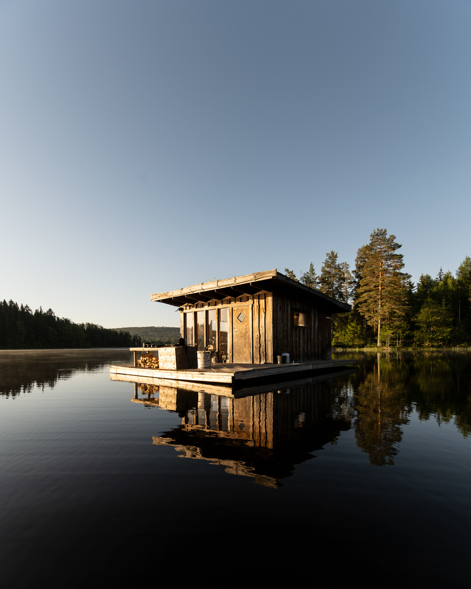 Summerdays at Naturbyn in Sweden - on a house raft at a Swedish lake - photo Martin Kaufmann
