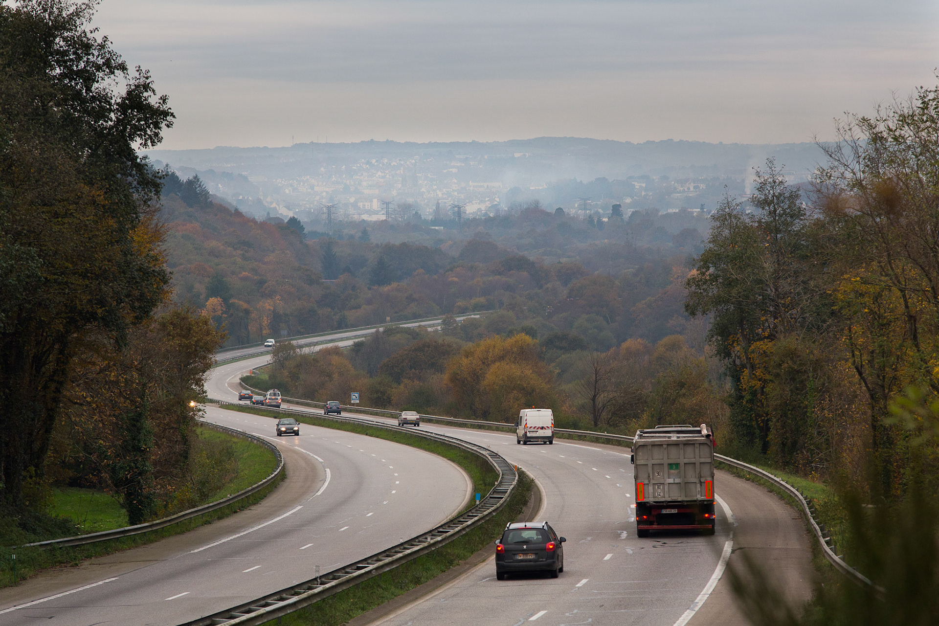 La RN 165 entre l'échangeur de Troyalac'h et celui d'Ergué-Gabéric offre une très belle vue sur la ville de Quimper. Cela met en évidence le contraste entre les zones urbaines et la campagne très présente tout près de la ville.