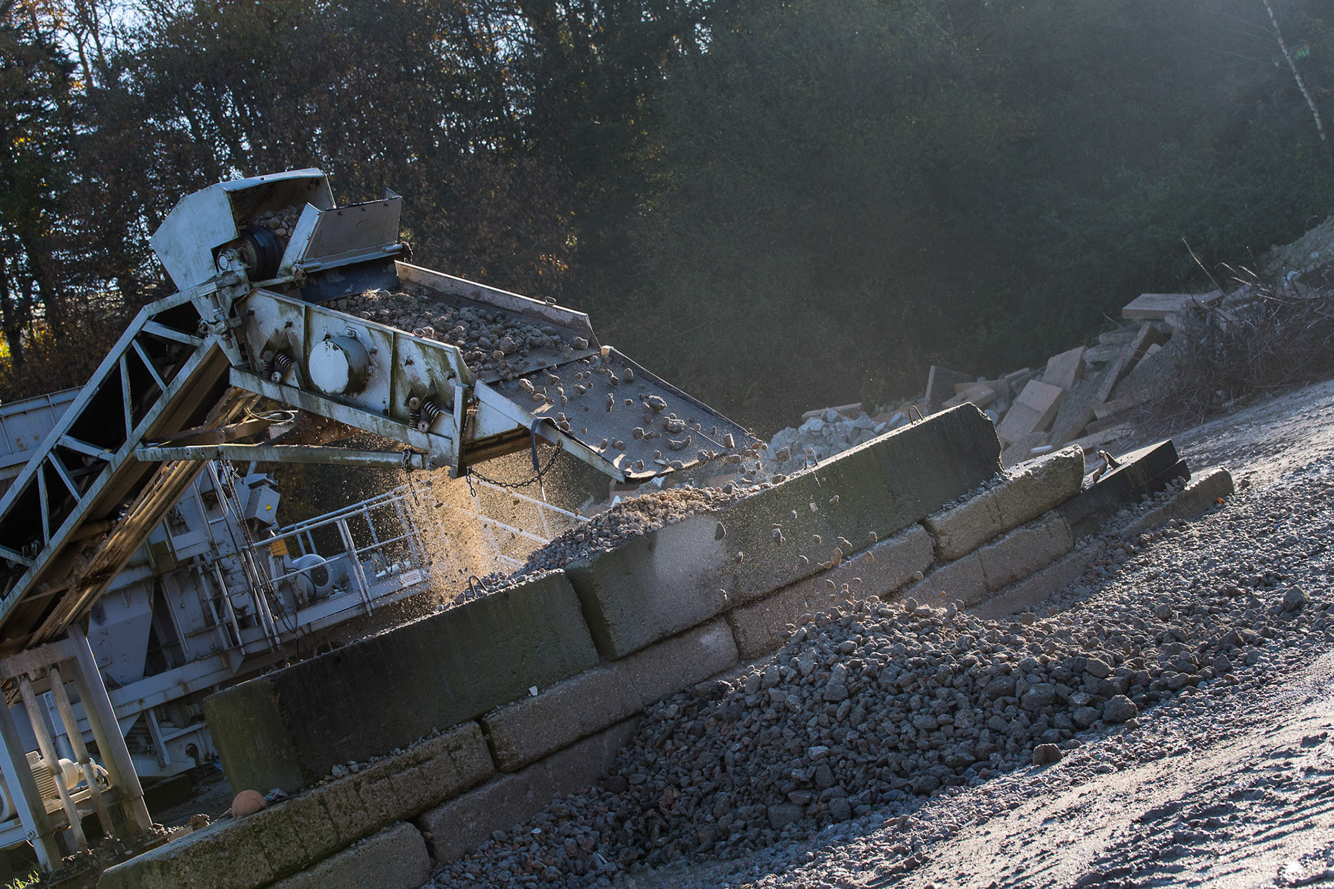 Sur le site d'Iprema, les déchets de béton sont concassés pour créer des graves de béton.