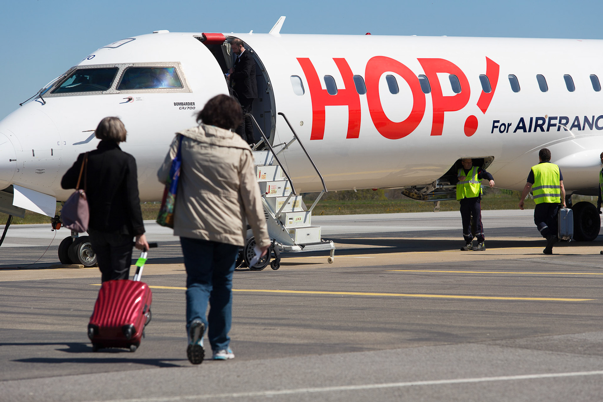 Des passagers embarquent dans un avion de la compagnie Airfrance à l'aéroport de Quimper.
