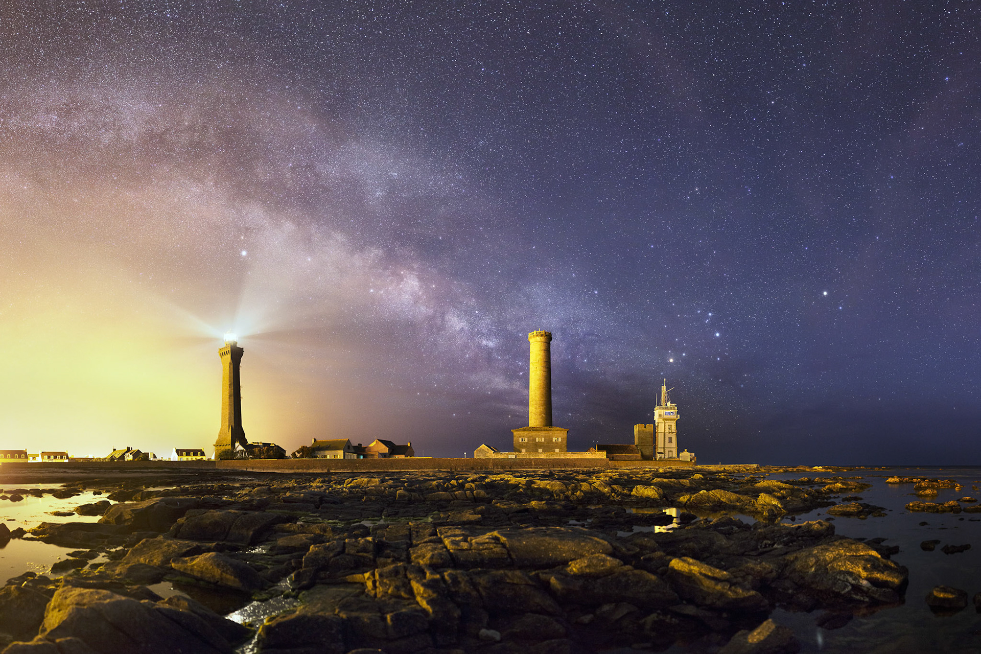 Les phares de Penmarc'h sous l'arche de la Voie lactée