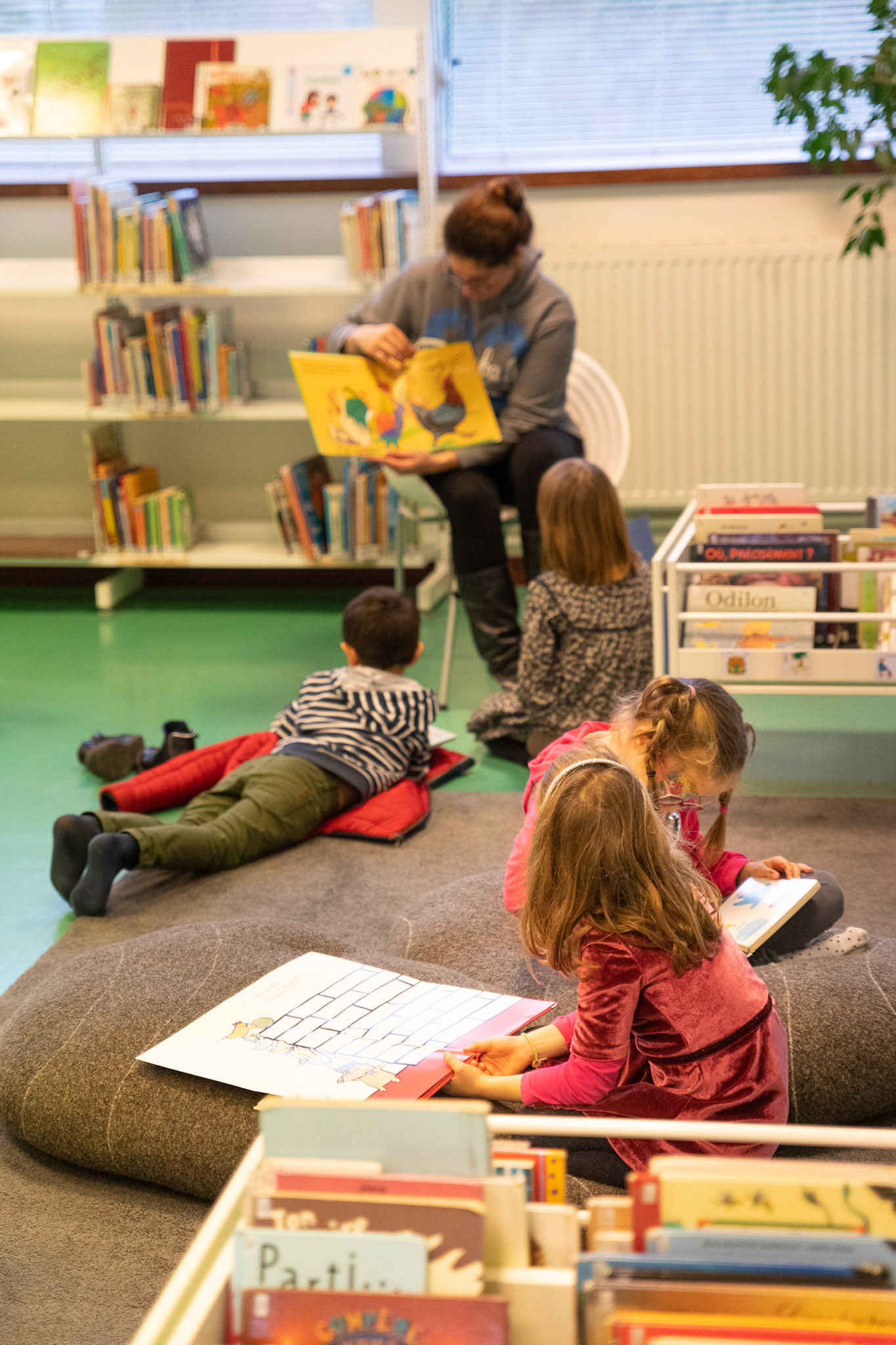Dans enfants dans l'espace jeunesse de la médiathèque d'Ergué-Armel en novembre 2019.