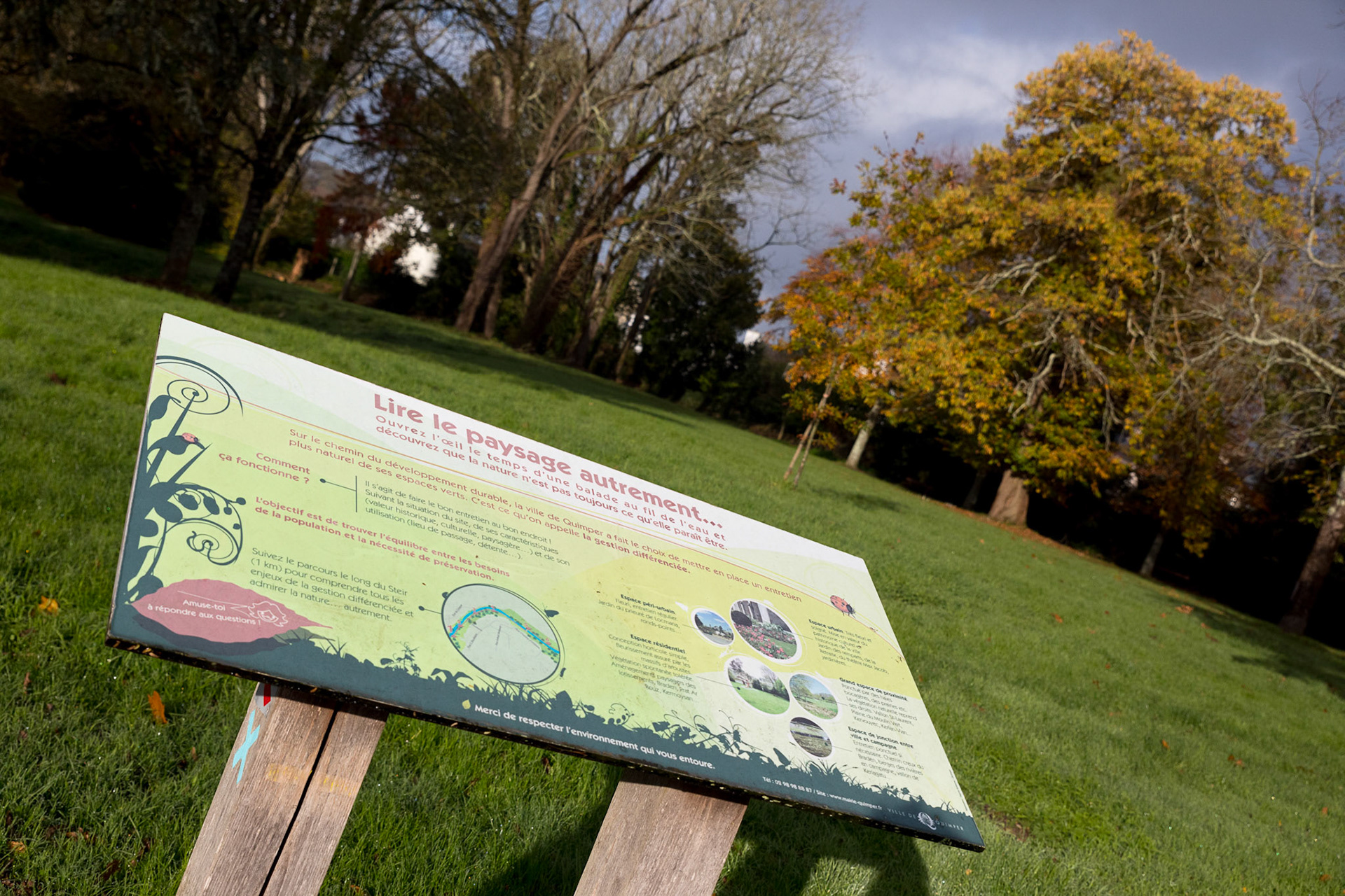 Panneau pédagogique dans le jardin du Manoir des Salles