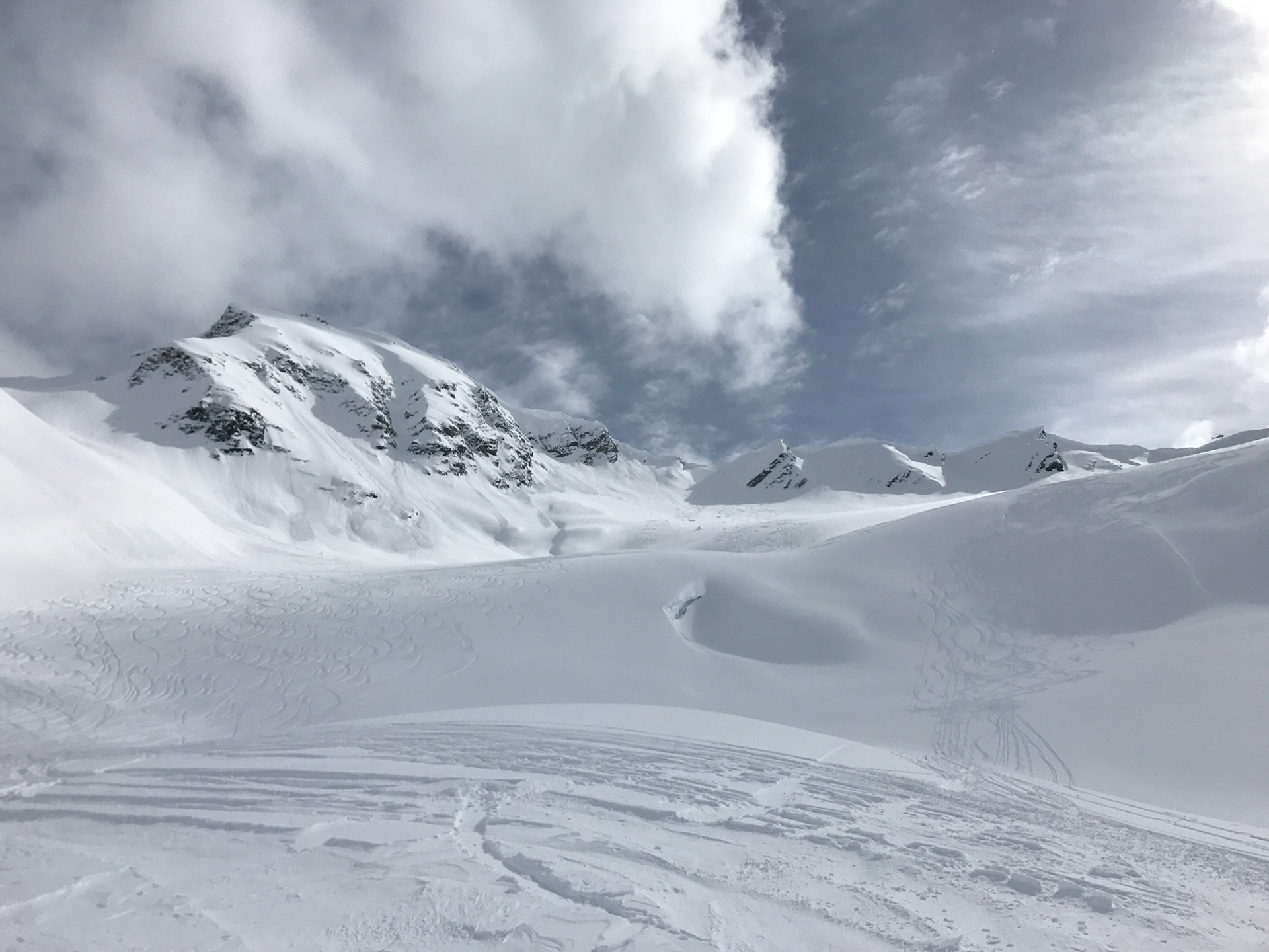 Heli skiing and boarding on the glaciers