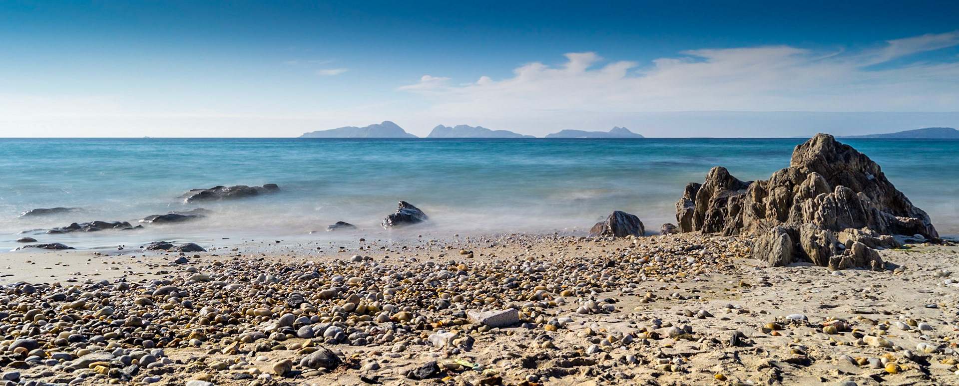 View from Patos beach in Nigrán, Galicia. Cíes Islands watching over like a centinel. Long exposure daylight shot, ND filter 10 steps big stopper. 30 sec f/10 18mm ISO 100. // Vista desde6a Playa de Patos en Nigrán, Galicia. Las Islas Cíes vigilan como centinelas. Larga exposición diurna, filtro ND de 10 pasos. 6 seg f/10 18mm ISO 100.