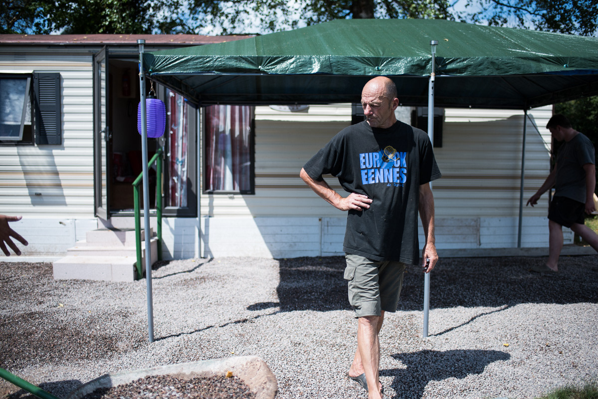 Francis inspecte le terrassement devant le mobile home de Cathy et Liliane.