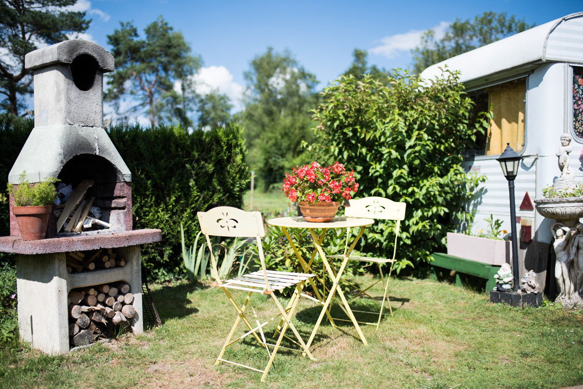 Devant le mobile-home de Francis.