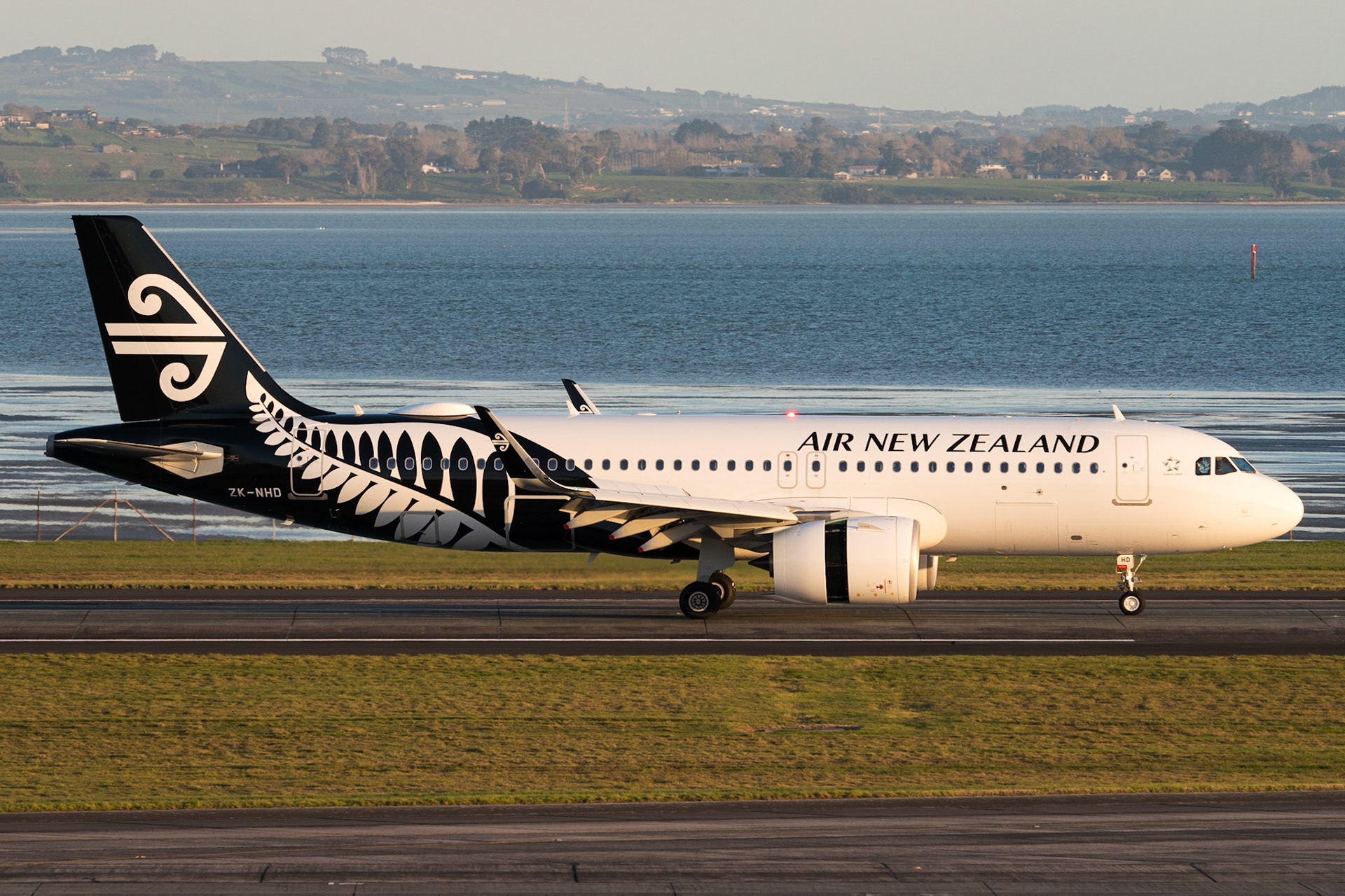 Air New Zealand Airbus A320NEO ZK-NHD arriving in Auckland as NZ935 from Niue.