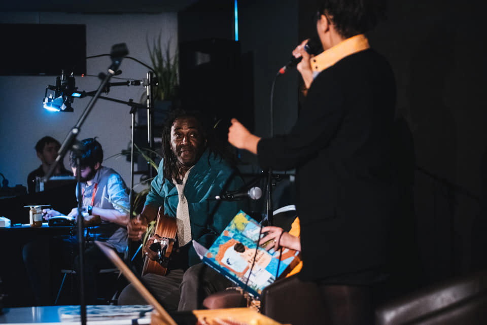 Au festival du livre de Bron, lecture musicale et en dessin du tracas de Blaise avec Raphaële Frier et le groupe Aimée les pierres. At the Bron book festival, musical reading and drawing of Blaise's worries with Raphaële Frier and the group Aimée les Pierres.