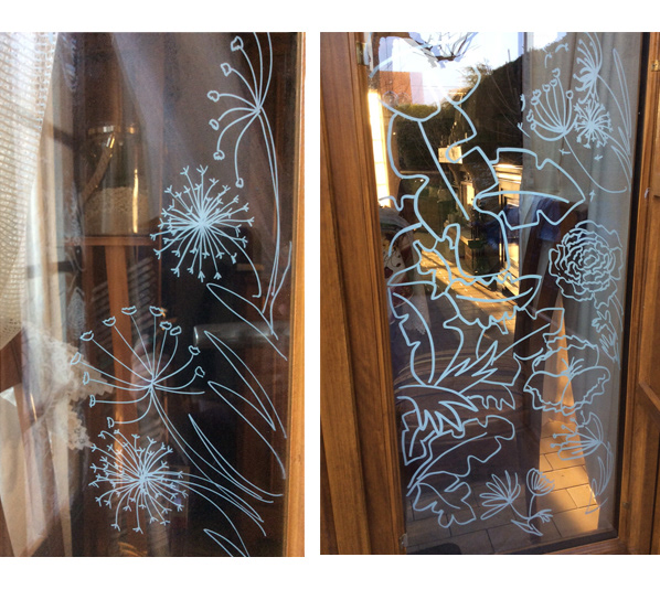 Illustrations main réalisée au feutre blanc ou Blanc de Meudon - Effaçable d'un coup de chiffon - Pour des habillages saisonniers ou ponctuels pour animer vos vitrines suivant vos promotions