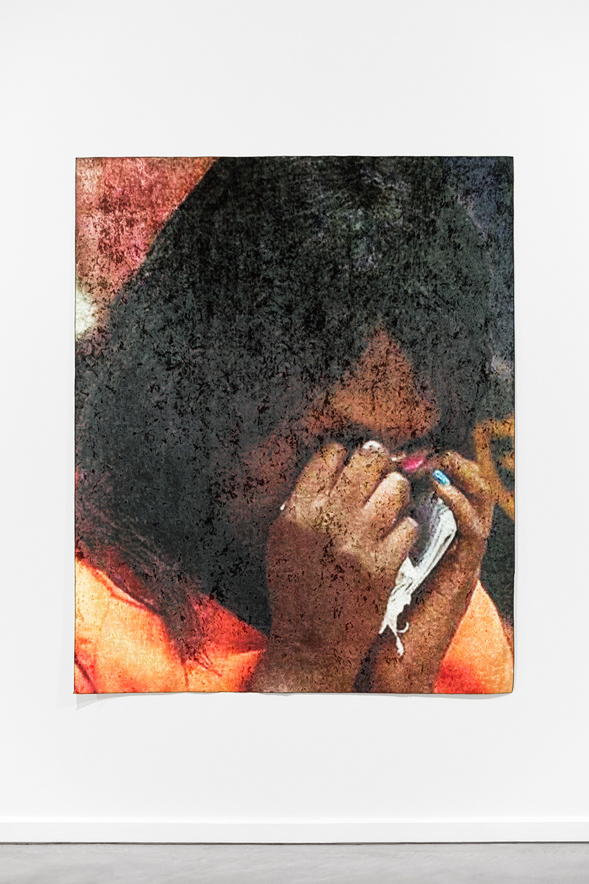 Perp Walk (Handkerchief), impression photo sur velours marbré, 142 x 173 cm, 2019, photo © Gilles Ribero