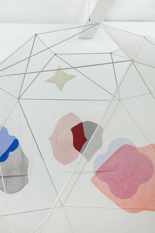 Détail ‘Cabane’, installation. Acrylique sur tissu, aluminium, fil de fer et nylon © Mika Inoue