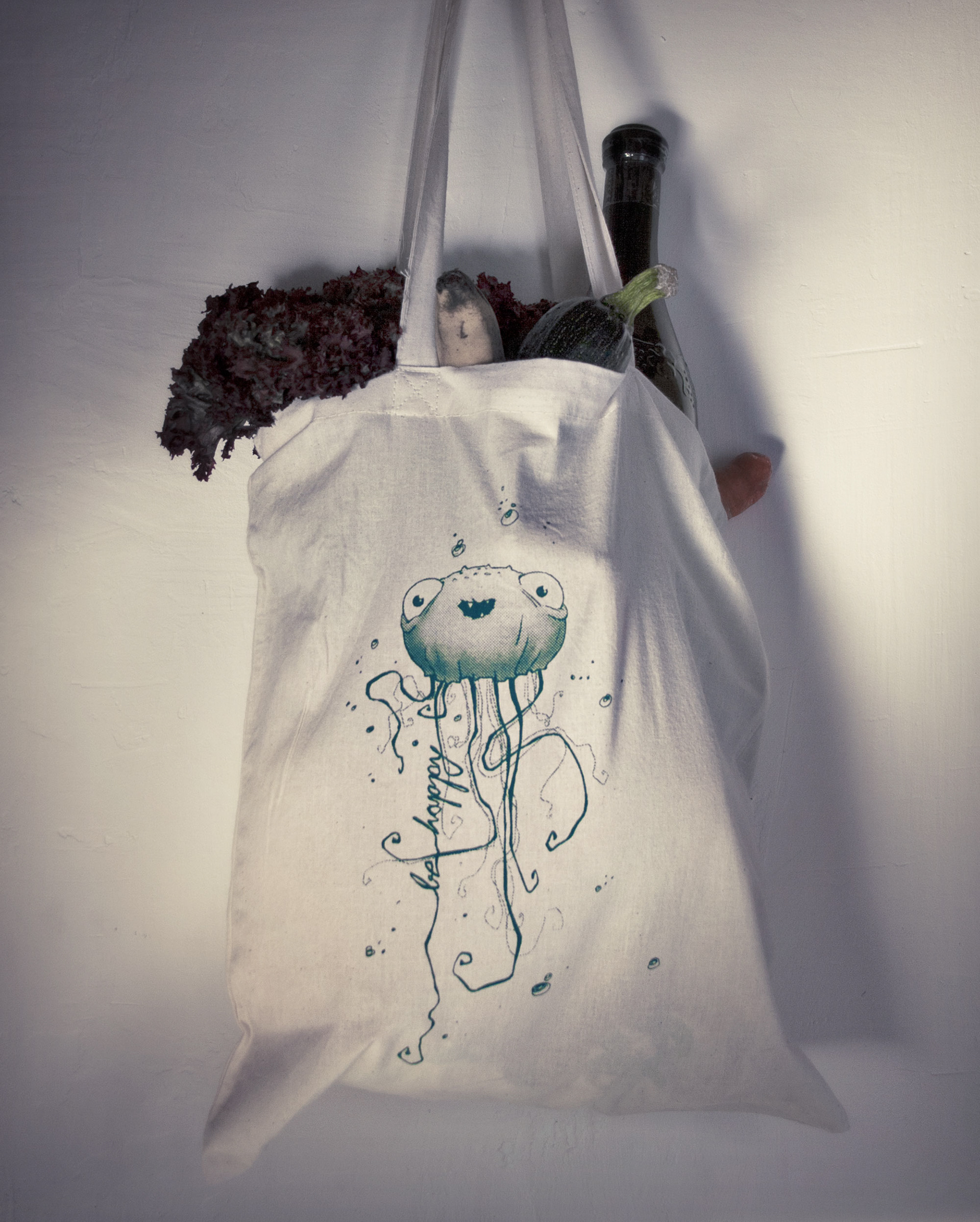 The Jolly-Jelly-Bag in use packed with vegetables and wine