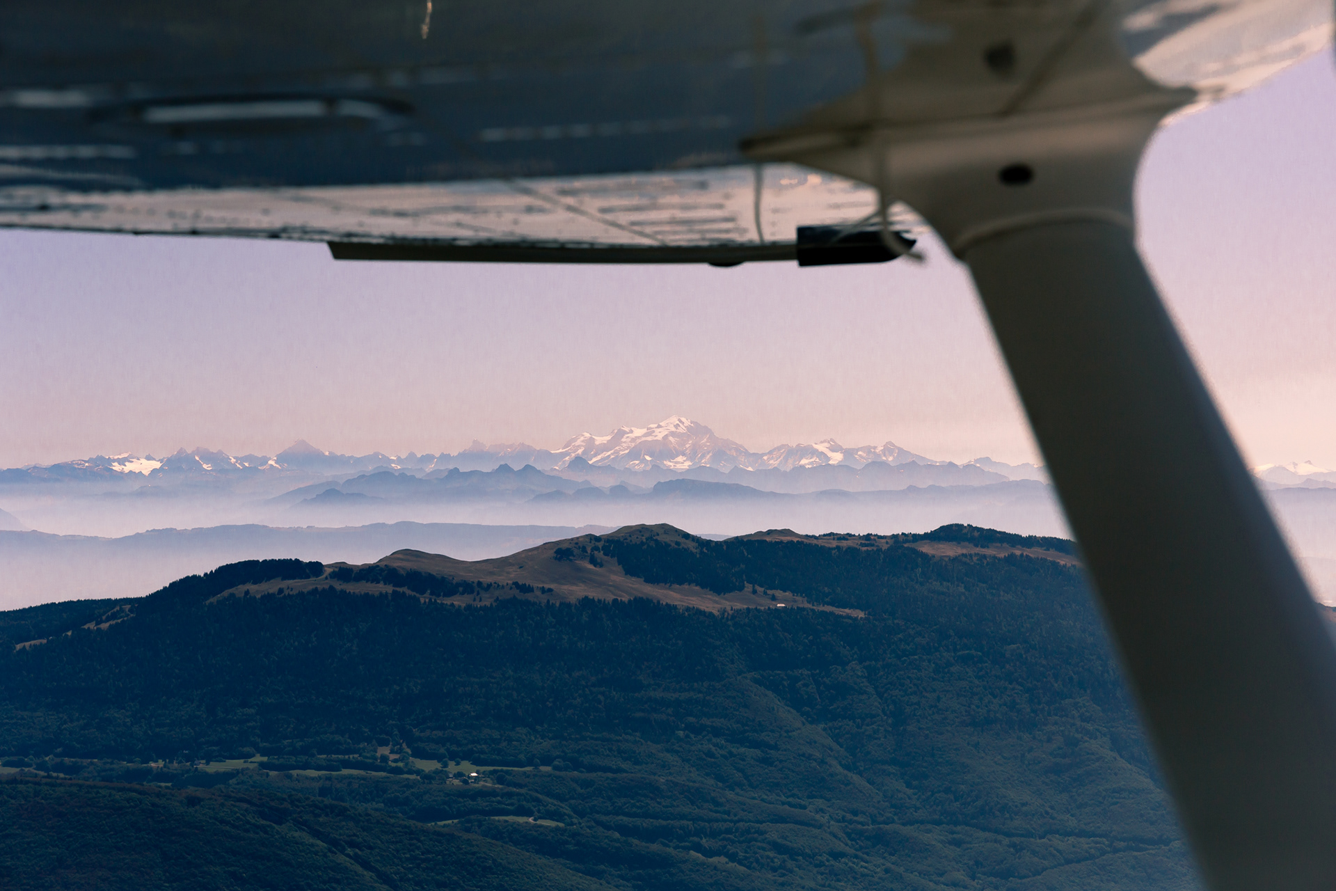 Breathtaking sight: The enormous Mont-Blanc sticking out of the mountain range.