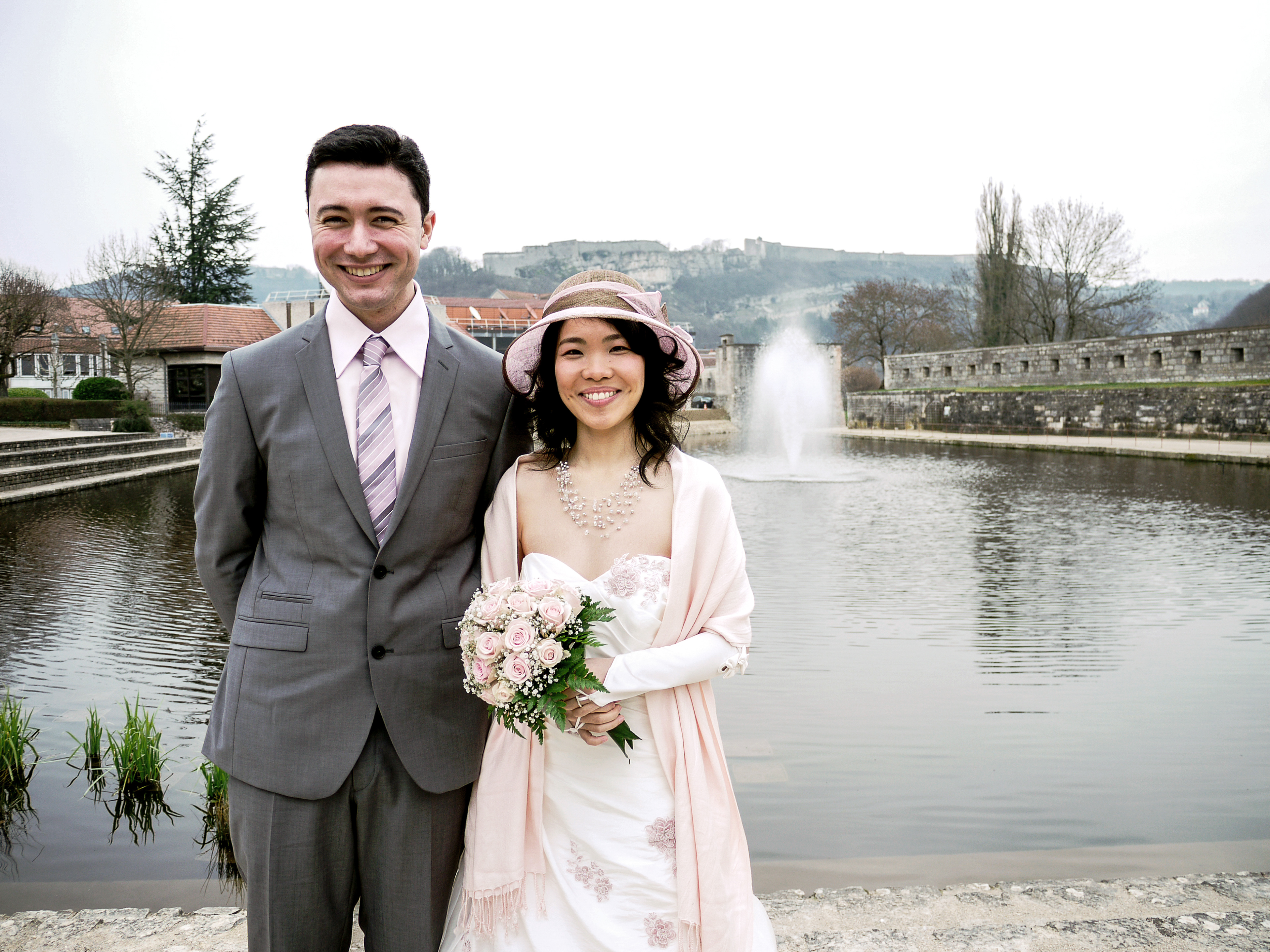 Couple souriant au parc Micaud à Besançon, photo de mariage