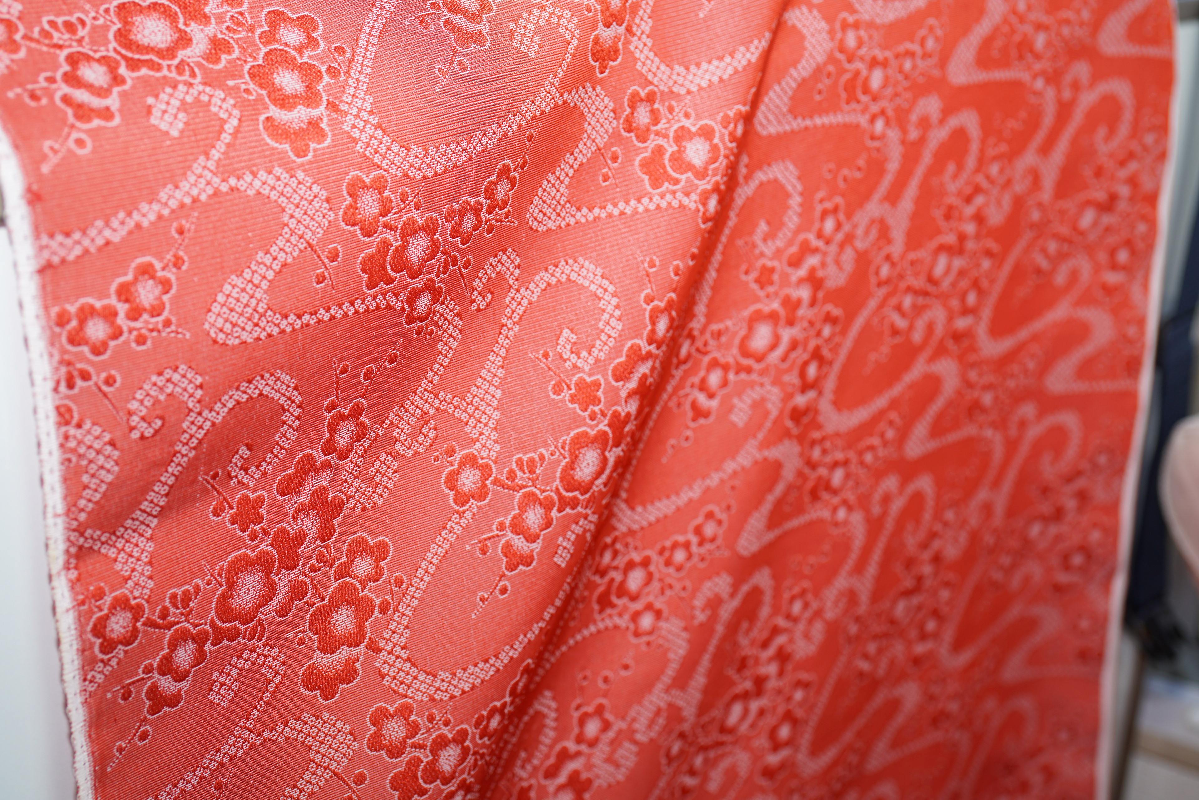 Fabric changes color depending on angle