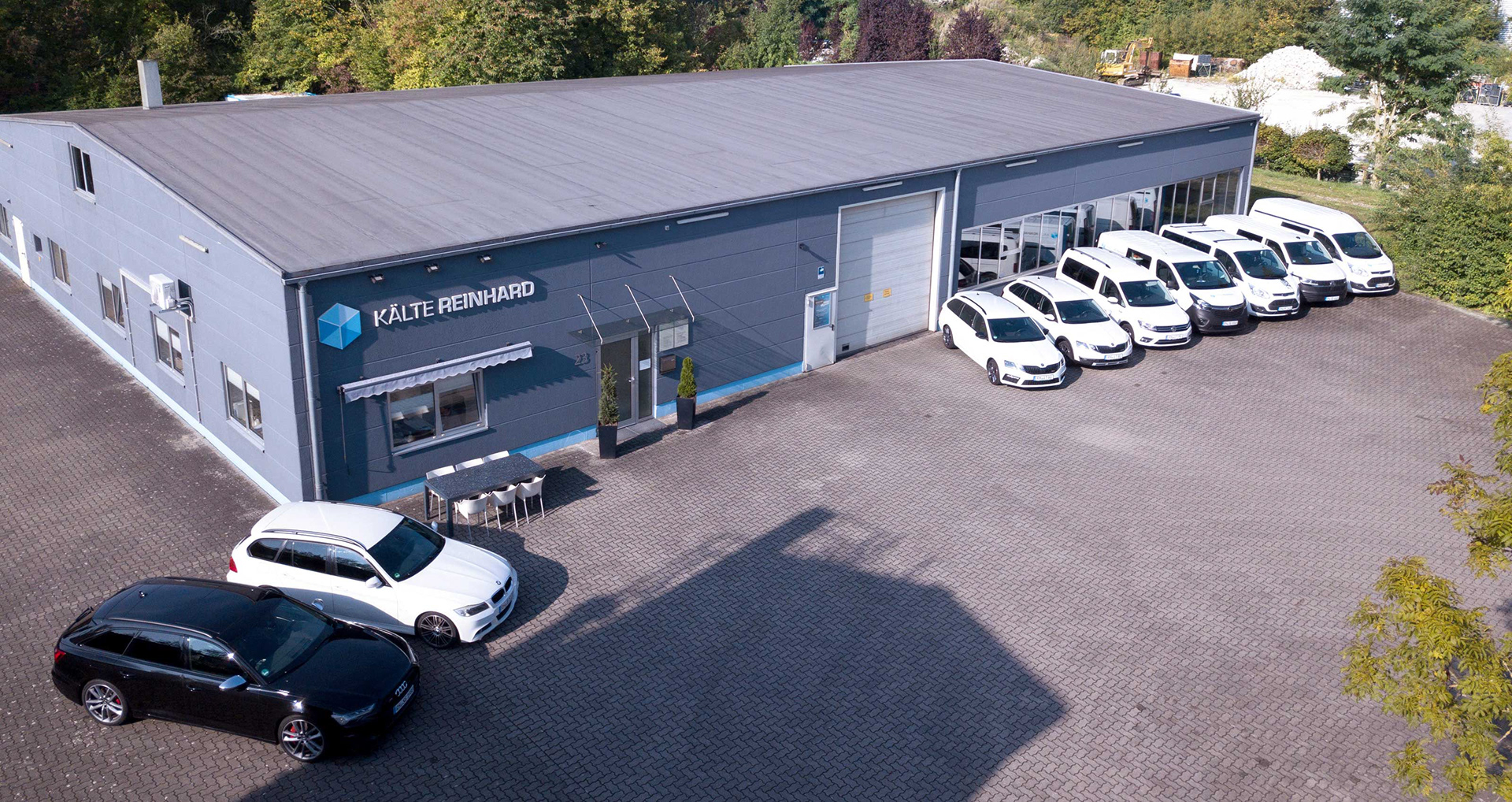 Produktionshalle und Fuhrpark