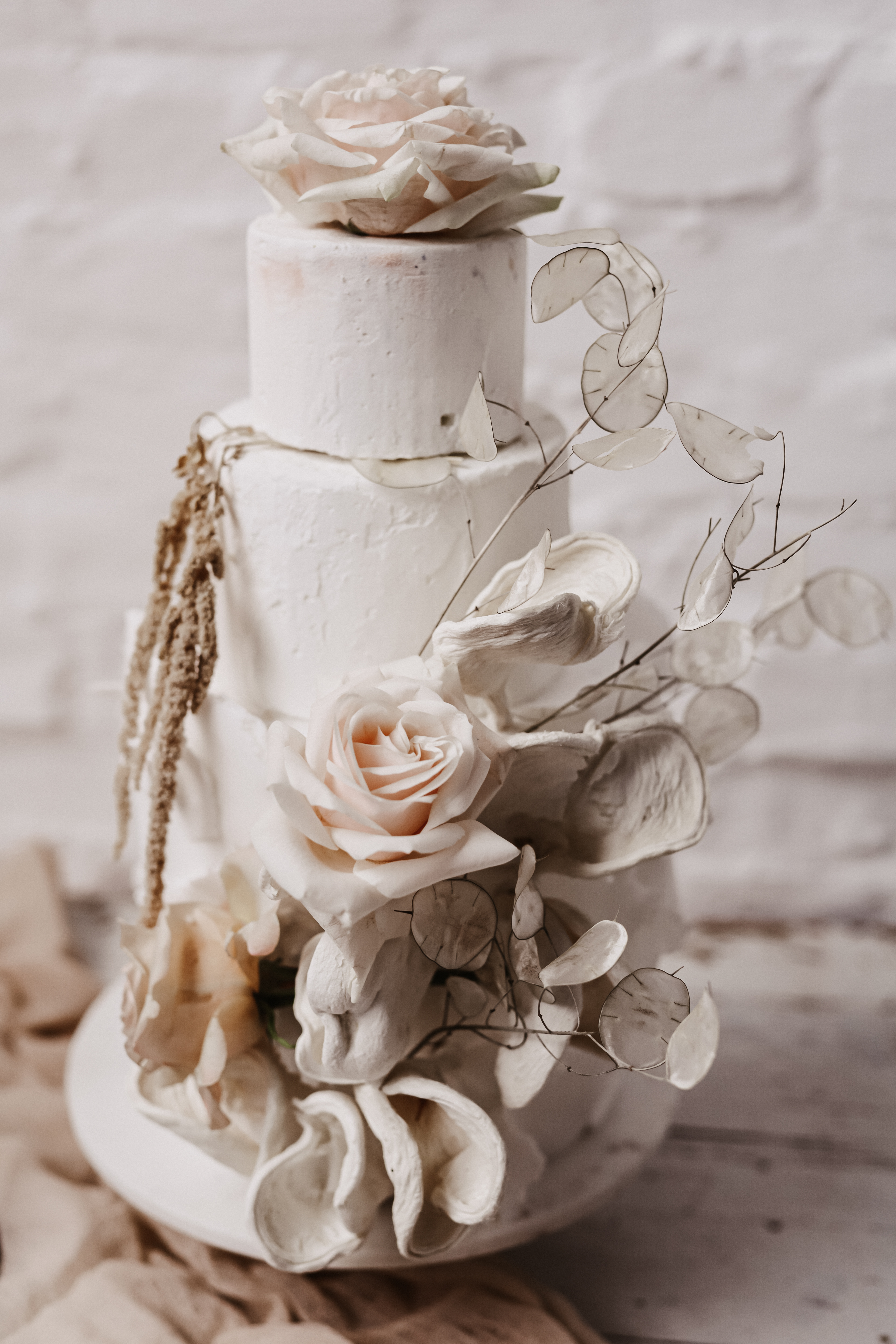Vom Workshop bei Vicky Baumann (www.vickybaumann.de) Kleid & Haarschmuck: Das Brautstübchen Blumen & Backdrop: Runo Blumen Deko: The Featherette Möbel: Nimm Platz Torte: Cake Couture Location: Hope Mietstudio Hair & Make- Up: Nina Nolepa Hair and Make up Design / Nina Nolepa bridal design Jacke & Flowerband: Nysa Letterlove Location: Miet-Hopestudio Couple: The Ritters Modelscouple