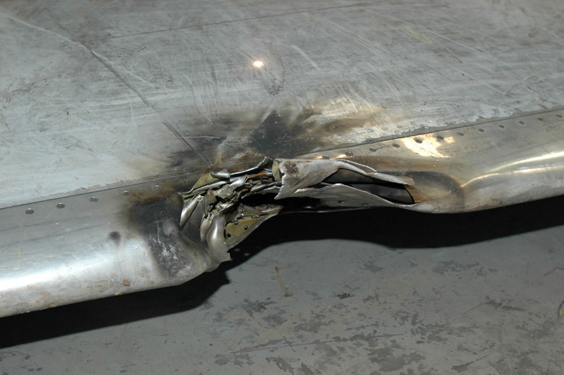 Flight 5191 - Impact on wing