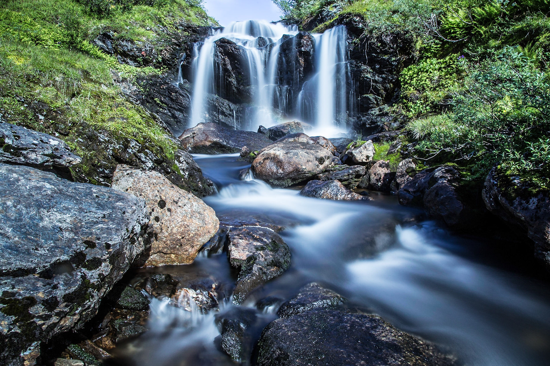 Small but still very beutiful waterfall in the Norwegian mountains