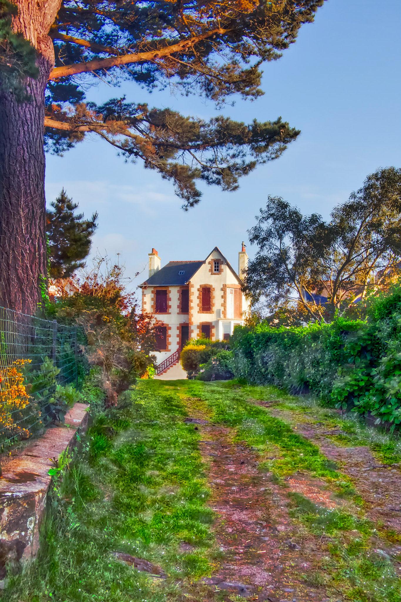 HDR rendering of an house at the end of an alley in Perros-Guirec, Bretagne.