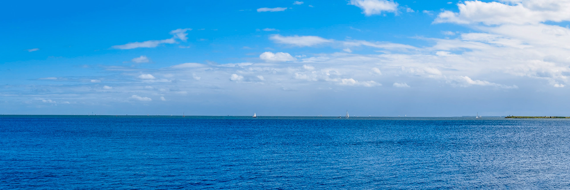 Minimalistic blue on blue panorama of Markermeer I