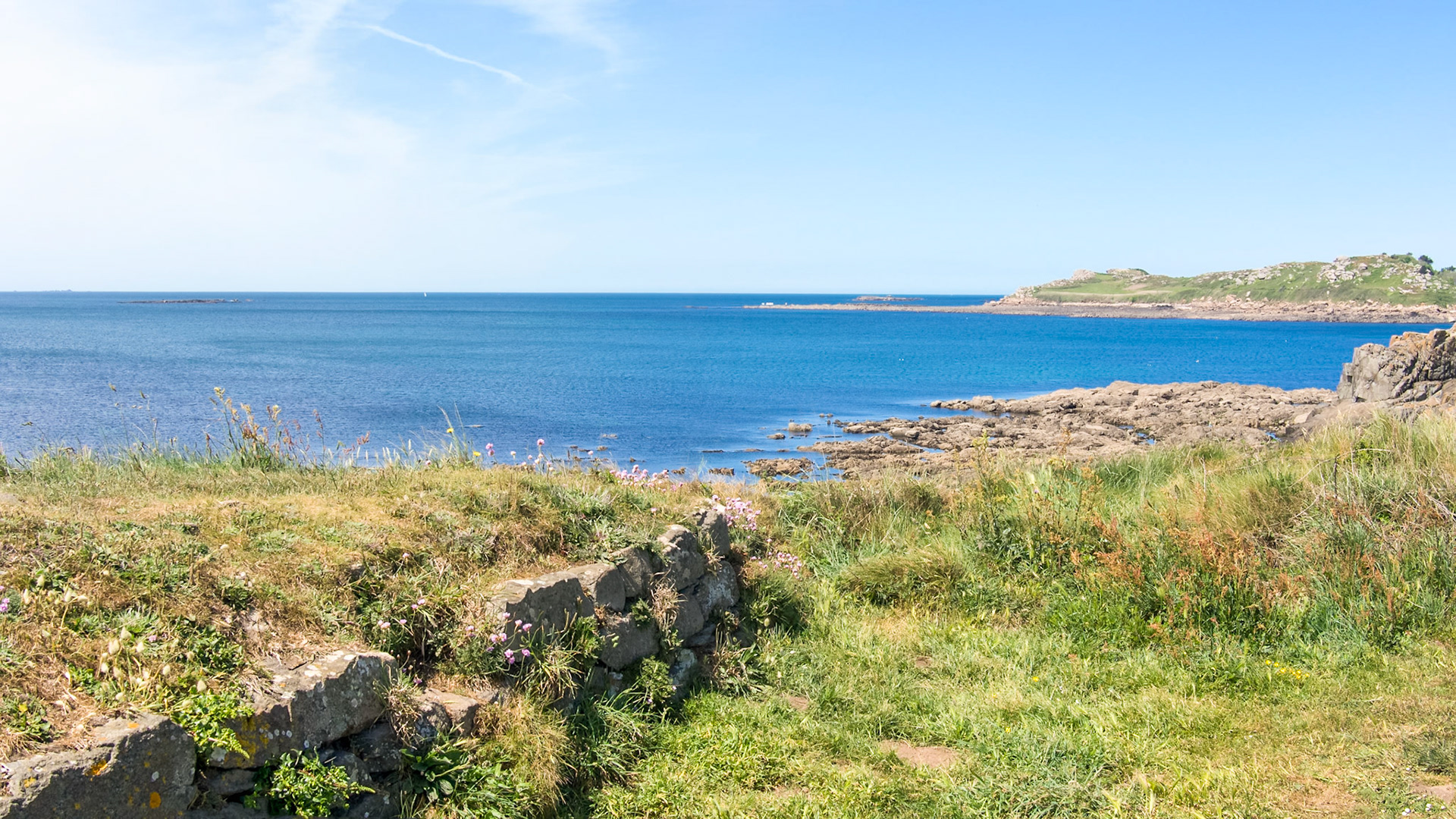 More ocean oriented view, lookgin back at Ile Milliau from Pointe de Bihit, near Trébeurden, Bretagne.