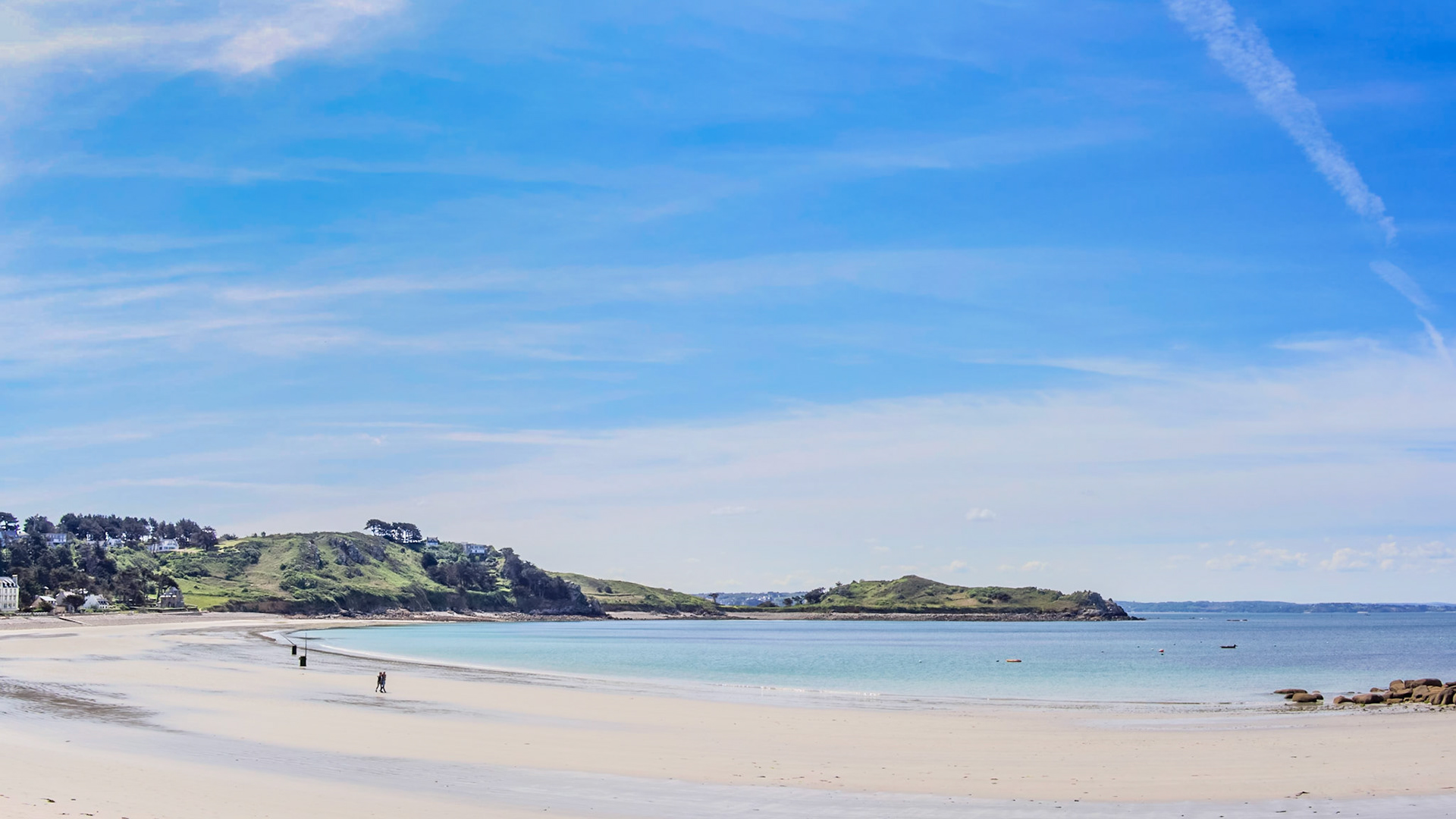 Trébeurden beach at noon, Pointe de Bihit in the background