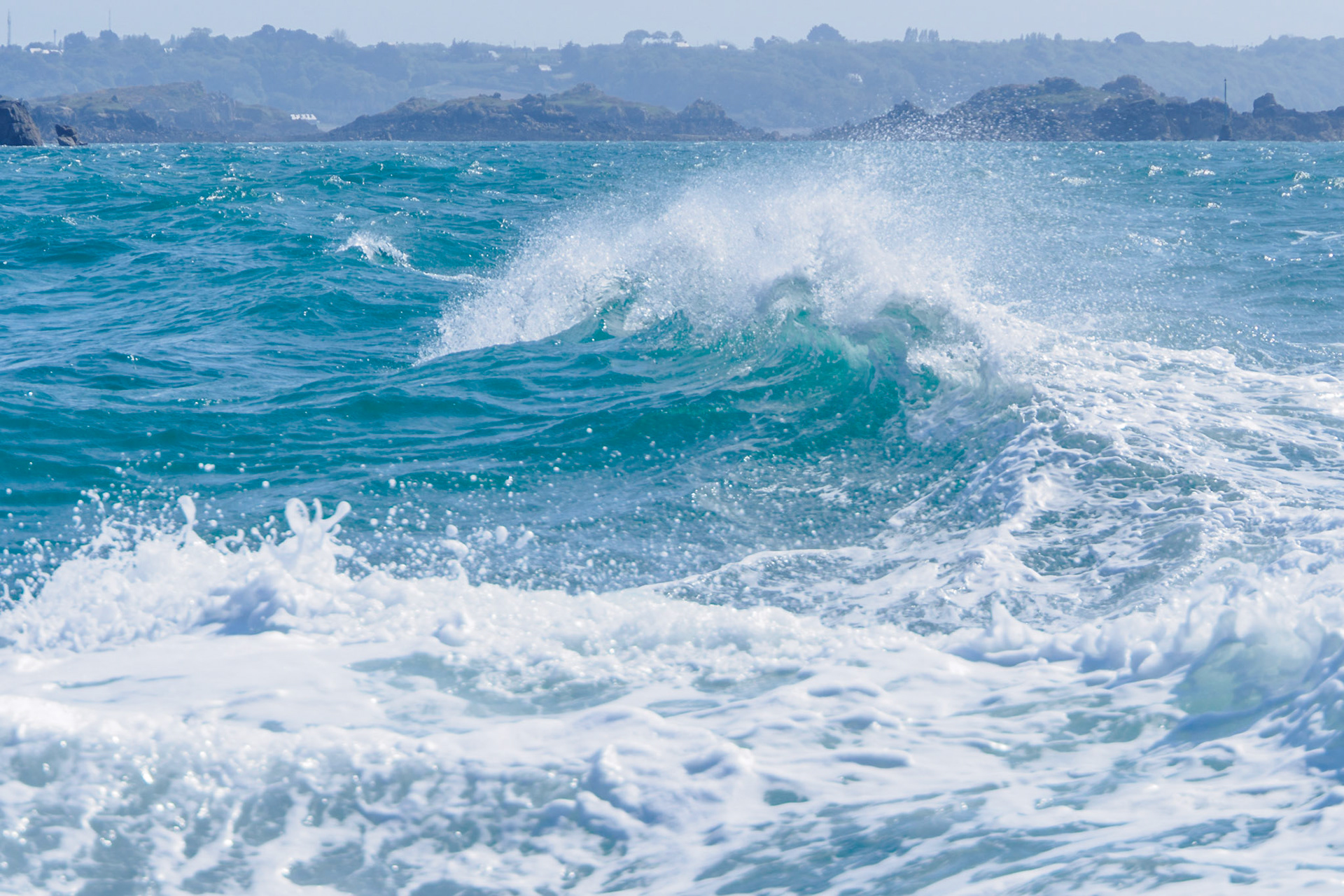 As we looked back, leaving Ile de Bréhat, the strong push from the boats motor, the water and the wind entertained us with a never ending variation of shapes.